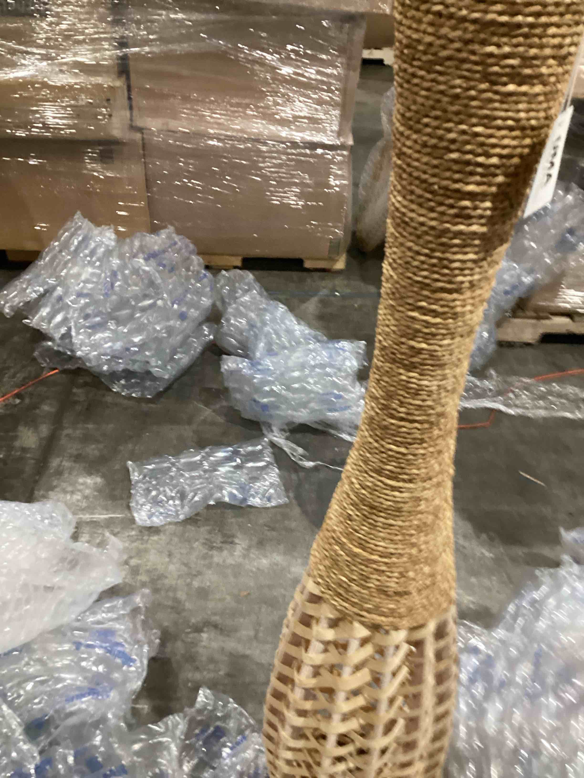 https://s3.amazonaws.com/lotting-images-prod/bidfta/PNK1921076_1752848696516.jpeg