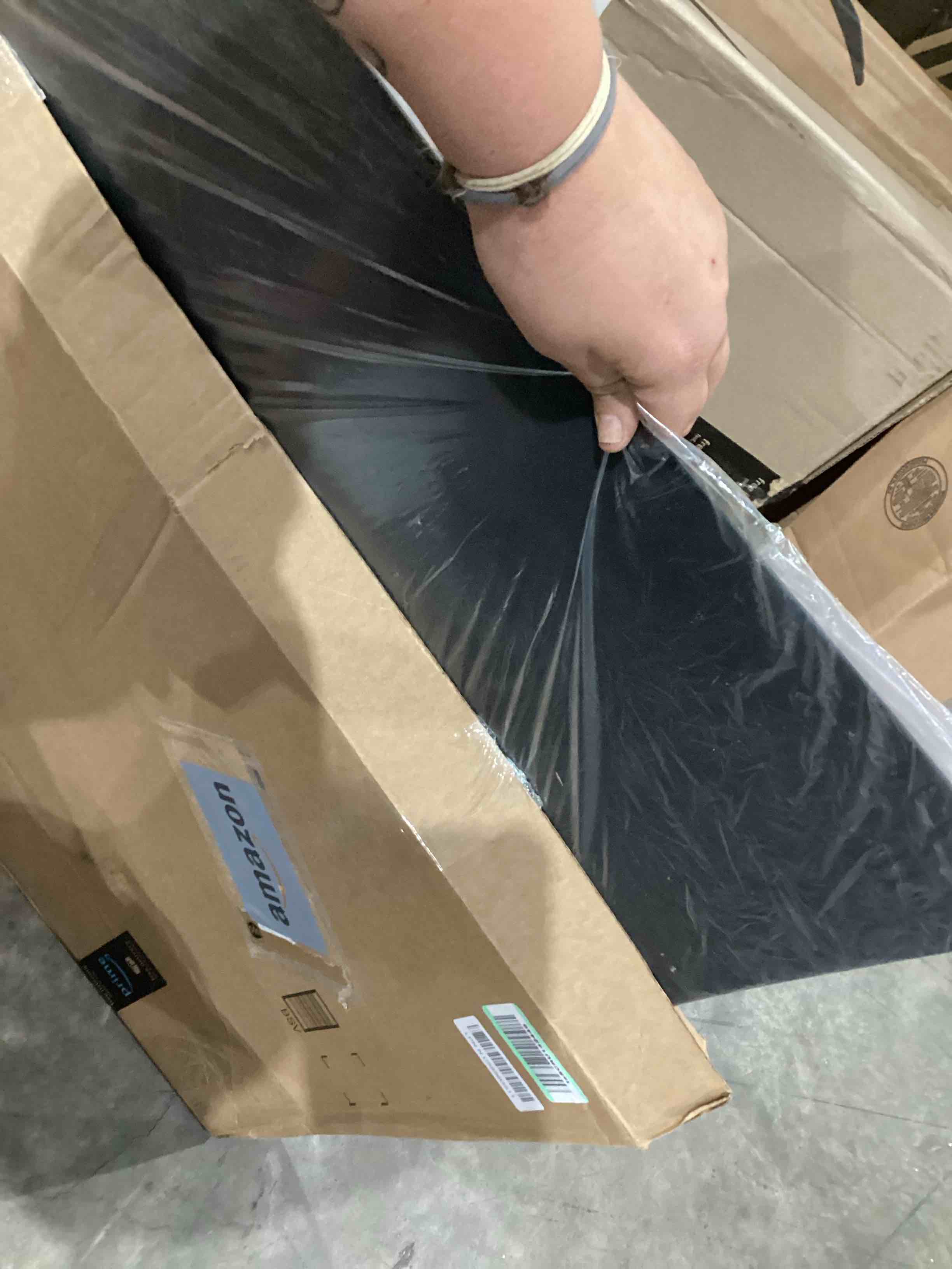 https://s3.amazonaws.com/lotting-images-prod/bidfta/PNK1921743_1753279216105.jpeg
