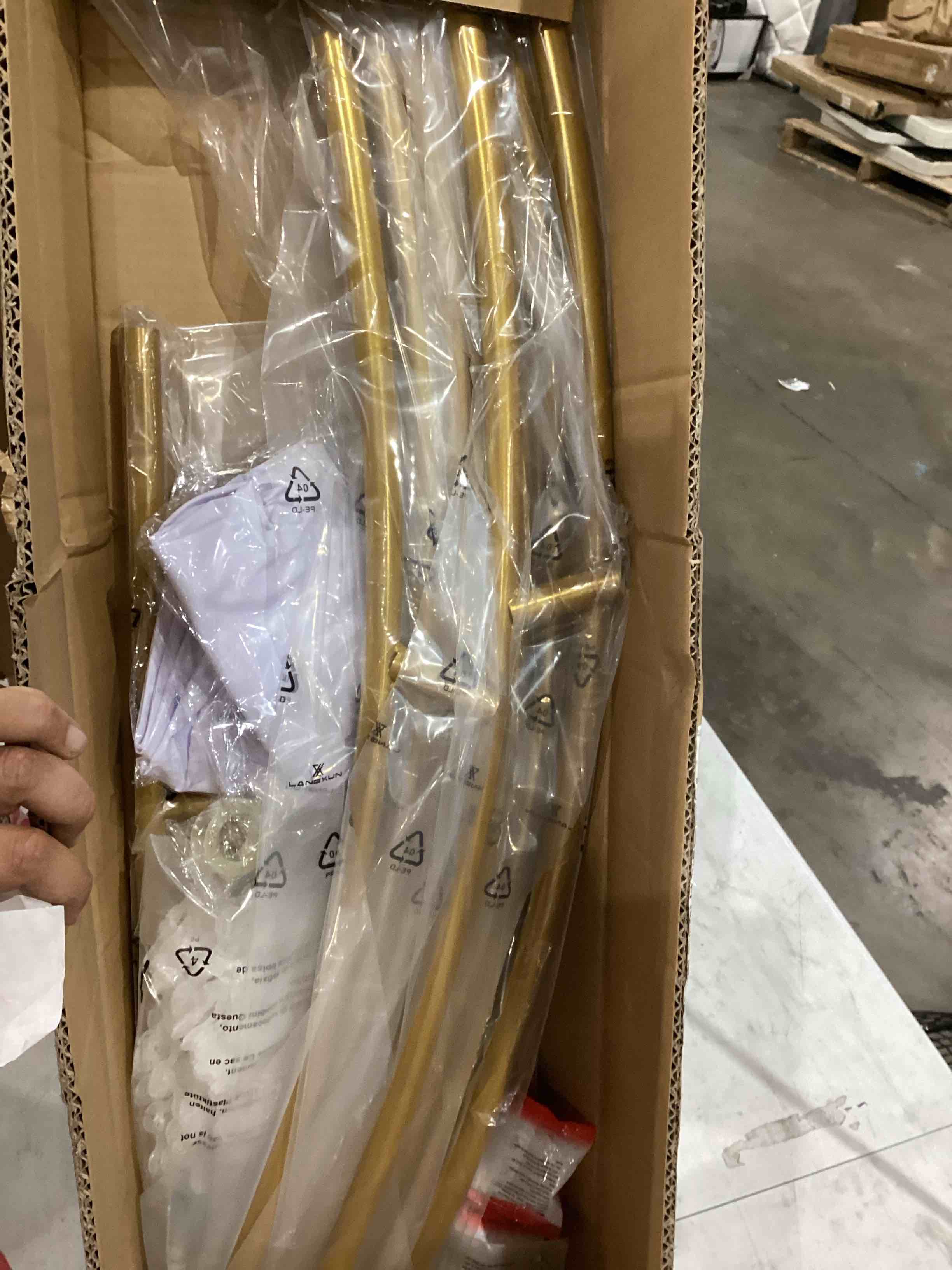 https://s3.amazonaws.com/lotting-images-prod/bidfta/PNK1921774_1753363386452.jpeg