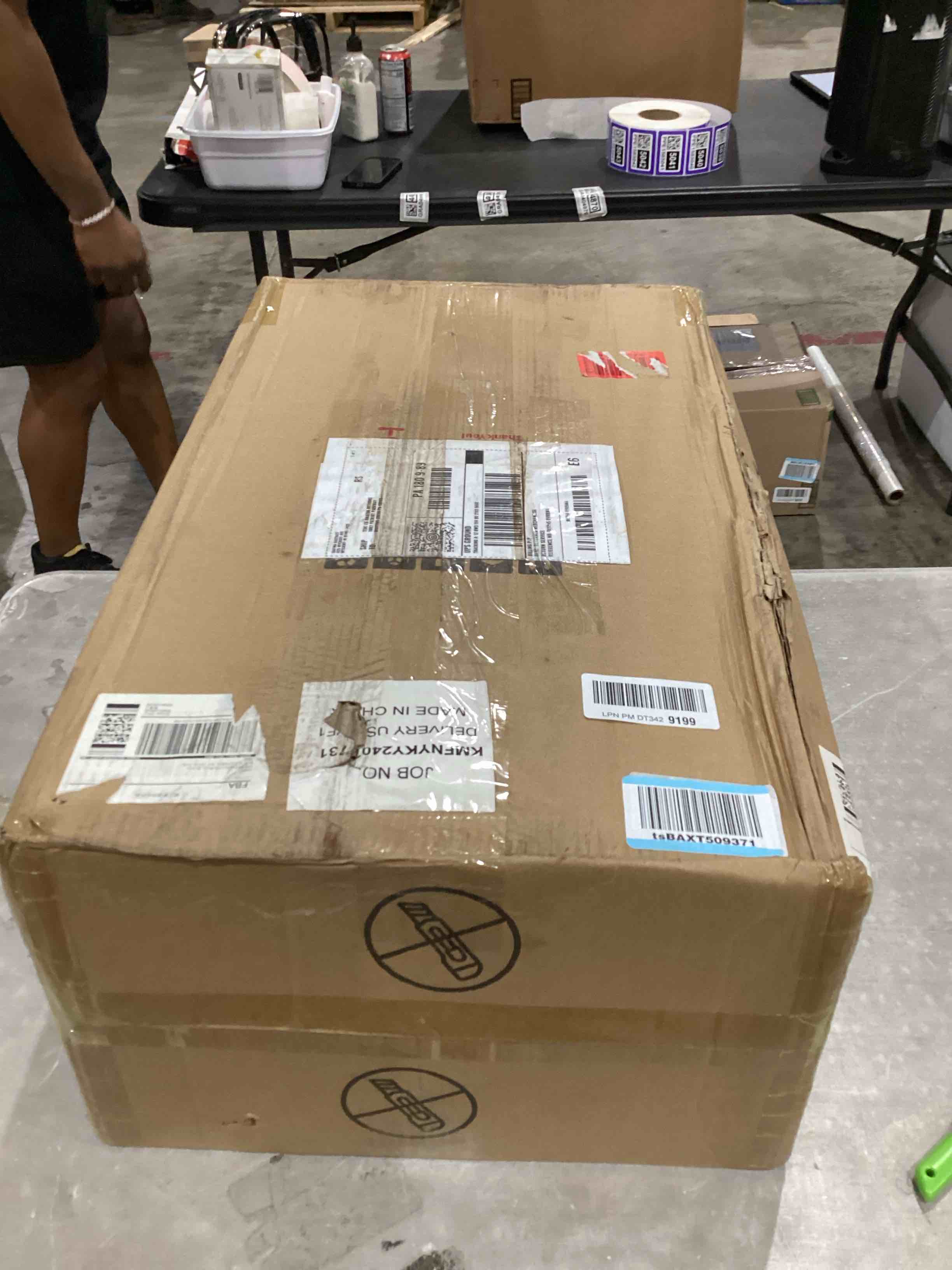 https://s3.amazonaws.com/lotting-images-prod/bidfta/PNK1931135_1744975487553.jpeg