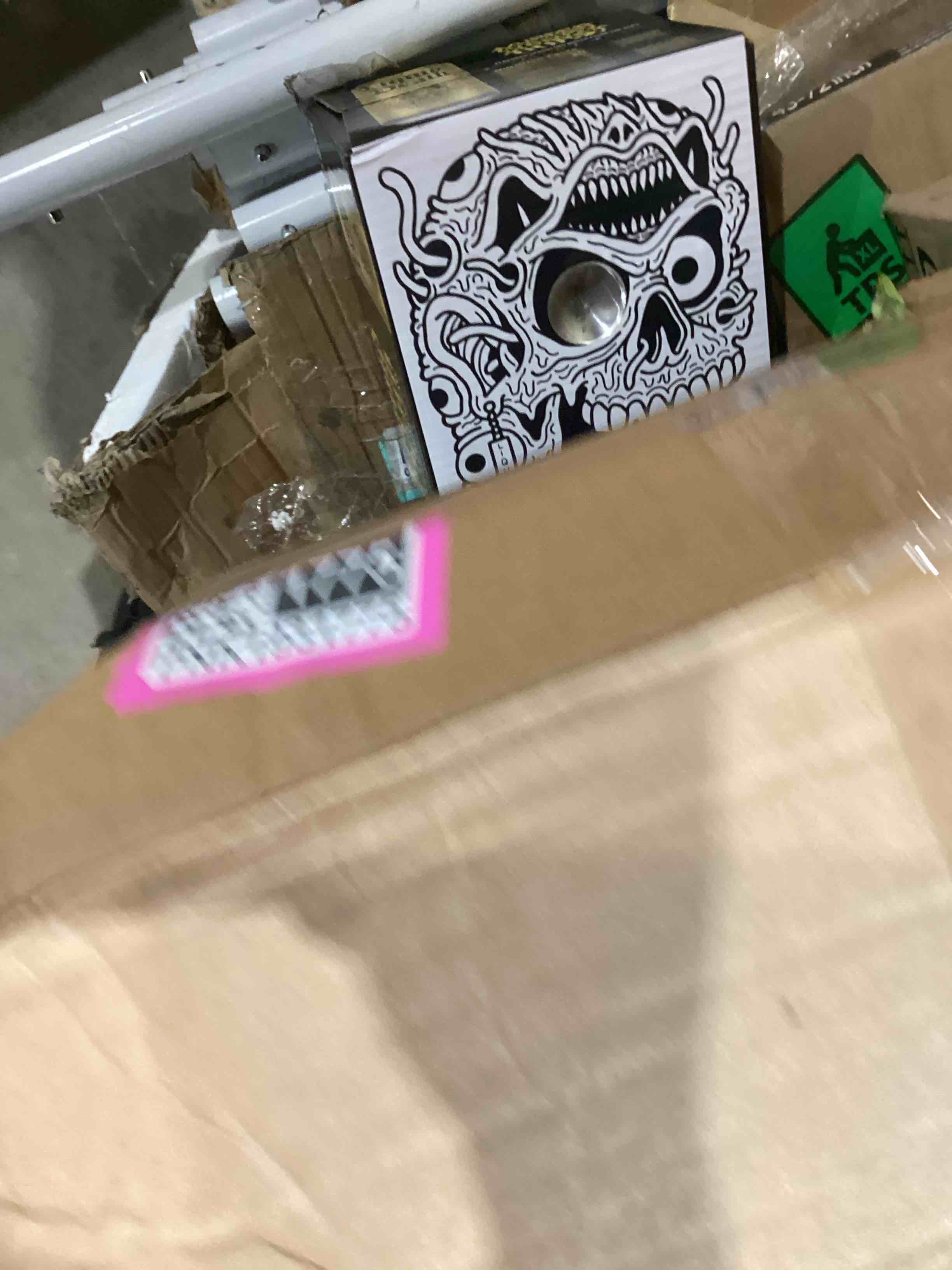 https://s3.amazonaws.com/lotting-images-prod/bidfta/PNK1931775_1749652352733.jpeg