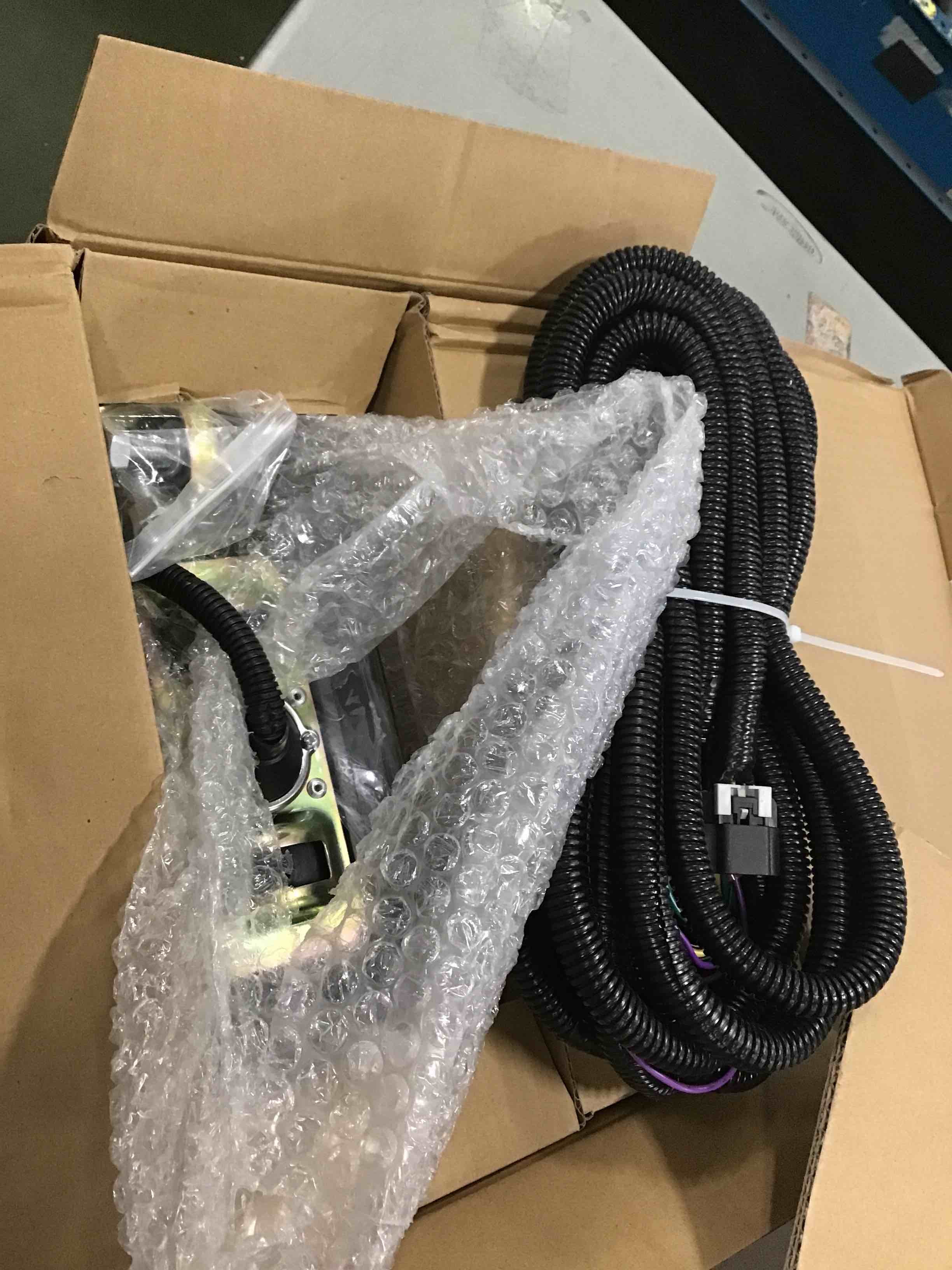 https://s3.amazonaws.com/lotting-images-prod/bidfta/PNK1968825_1743682655752.jpeg