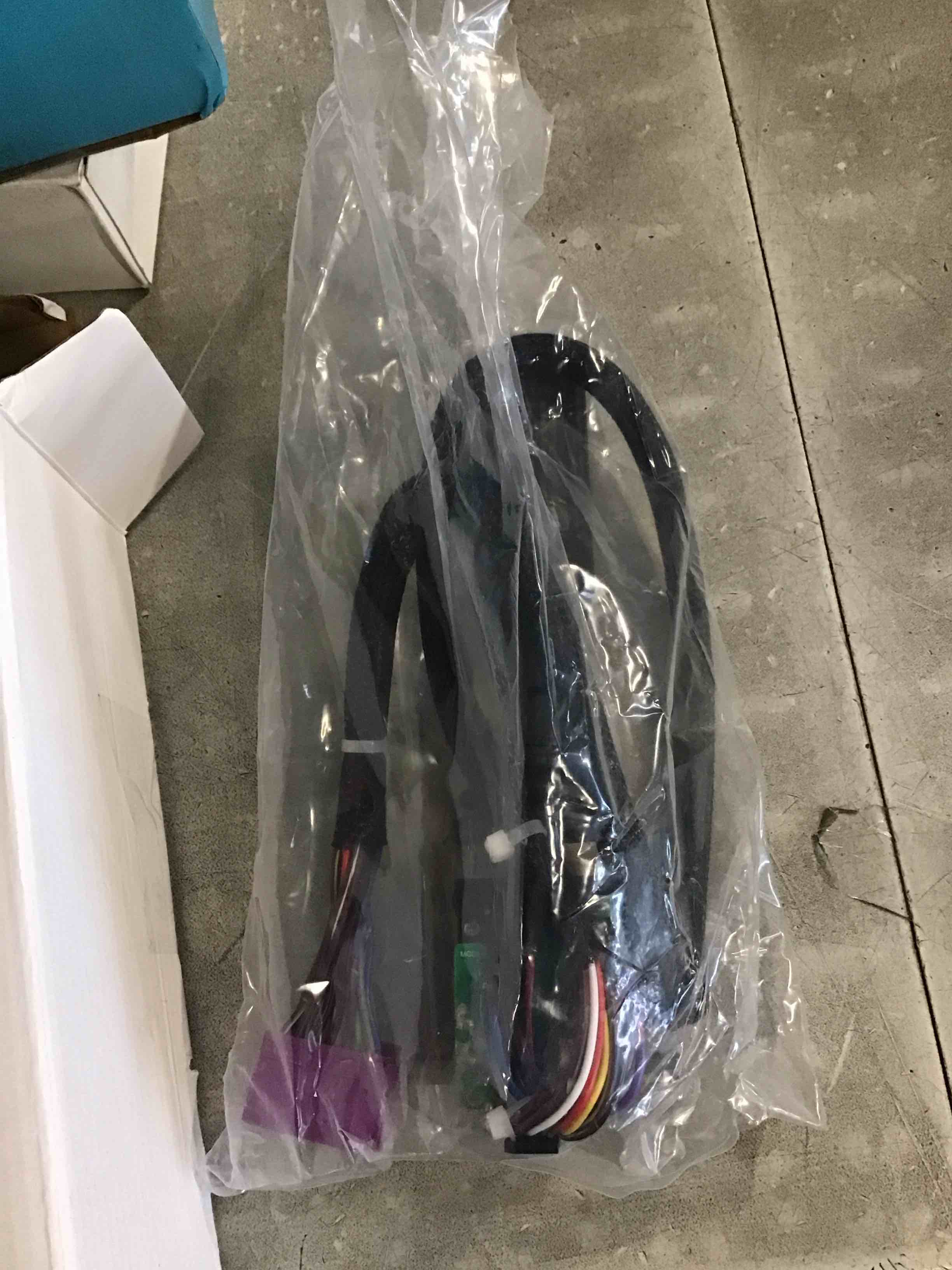 https://s3.amazonaws.com/lotting-images-prod/bidfta/PNK1969091_1741610054436.jpeg