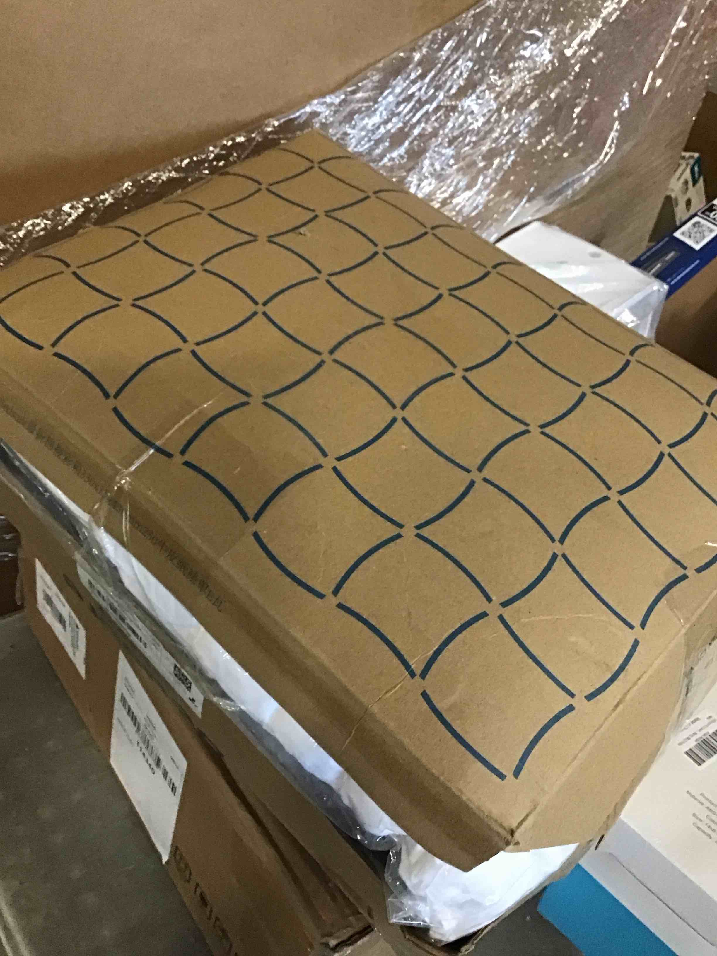 https://s3.amazonaws.com/lotting-images-prod/bidfta/PNK1969092_1741610098933.jpeg