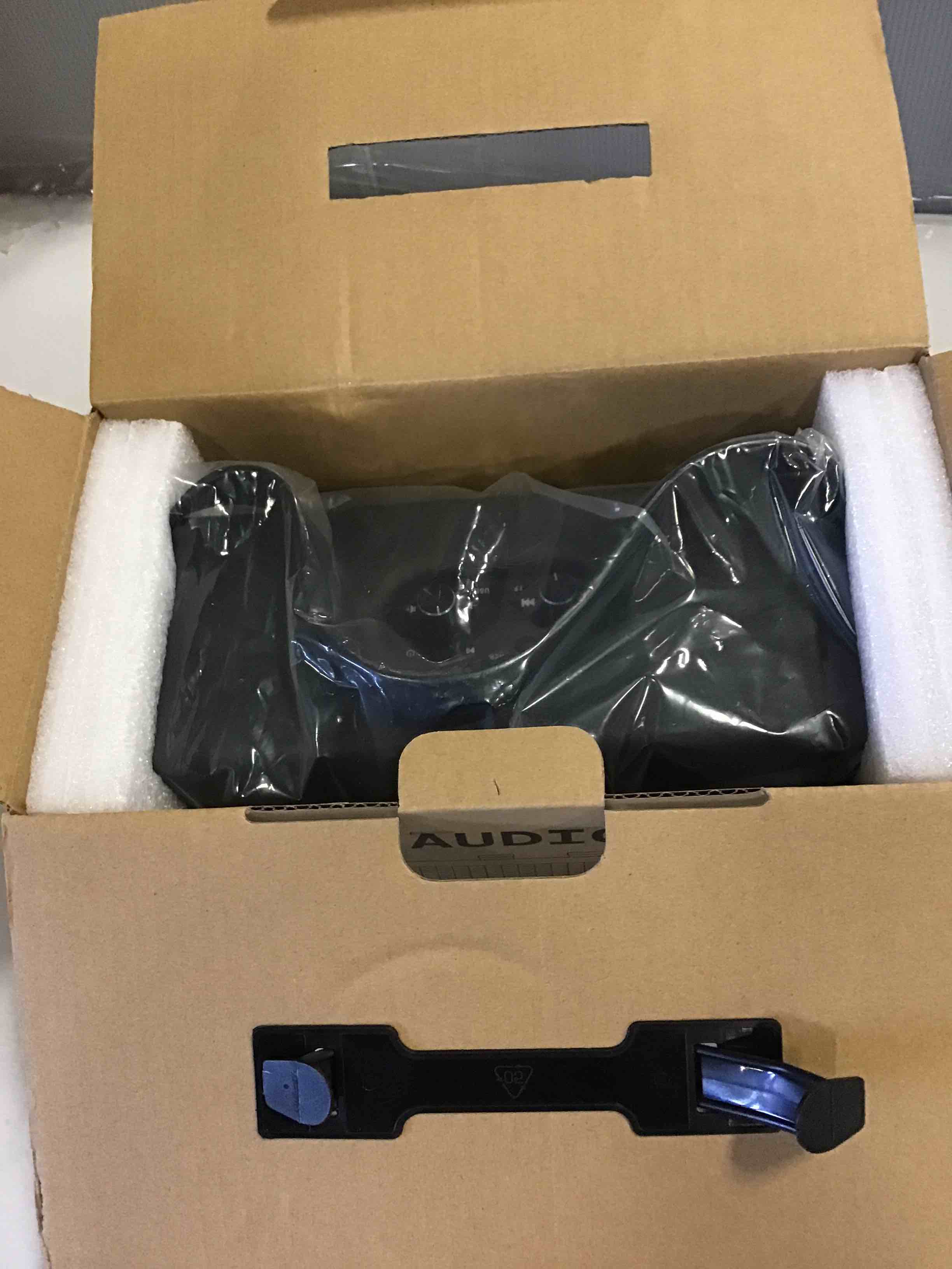 https://s3.amazonaws.com/lotting-images-prod/bidfta/PNK1976897_1745846791191.jpeg