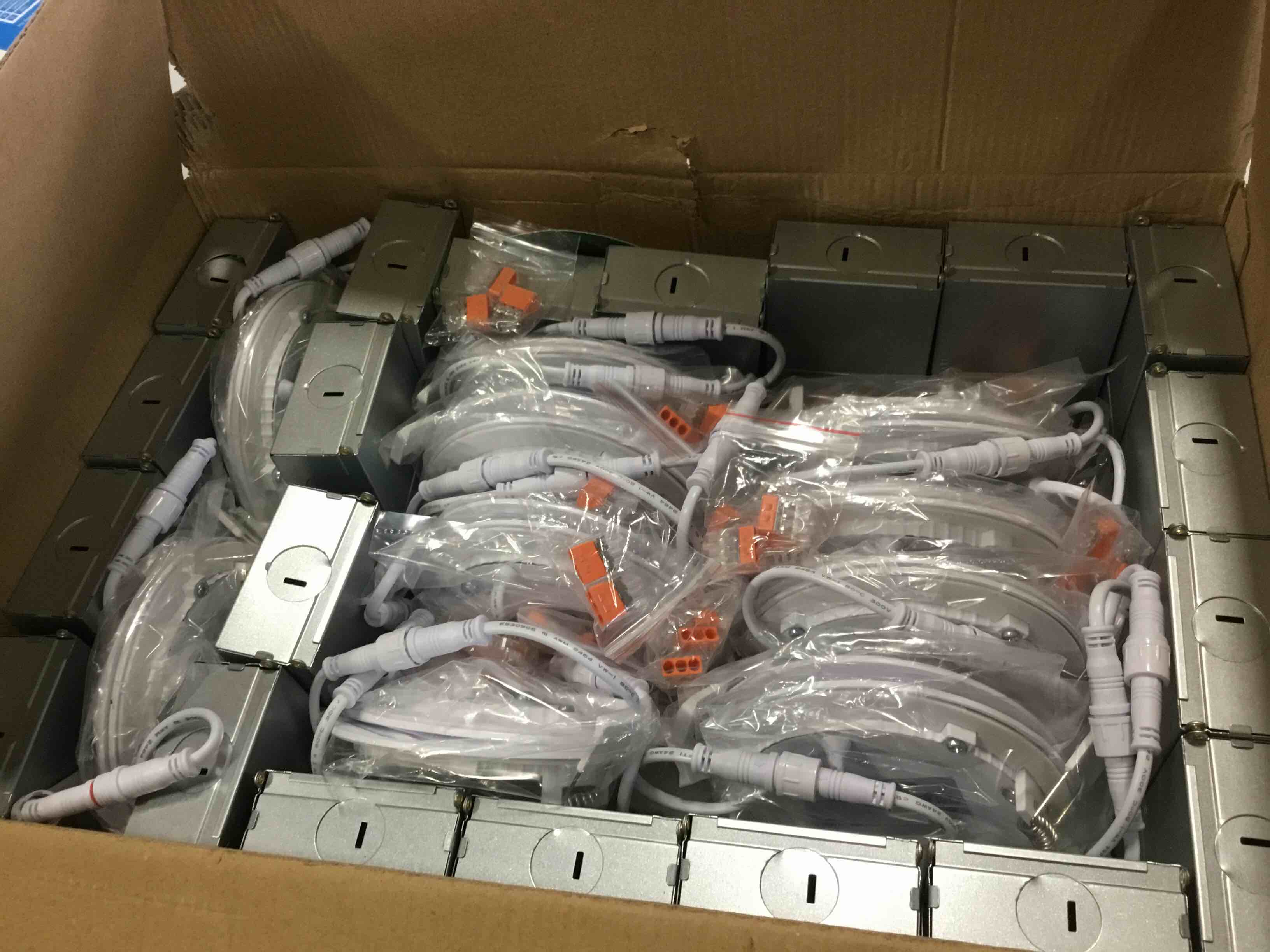 https://s3.amazonaws.com/lotting-images-prod/bidfta/PNK1983004_1743102267574.jpeg