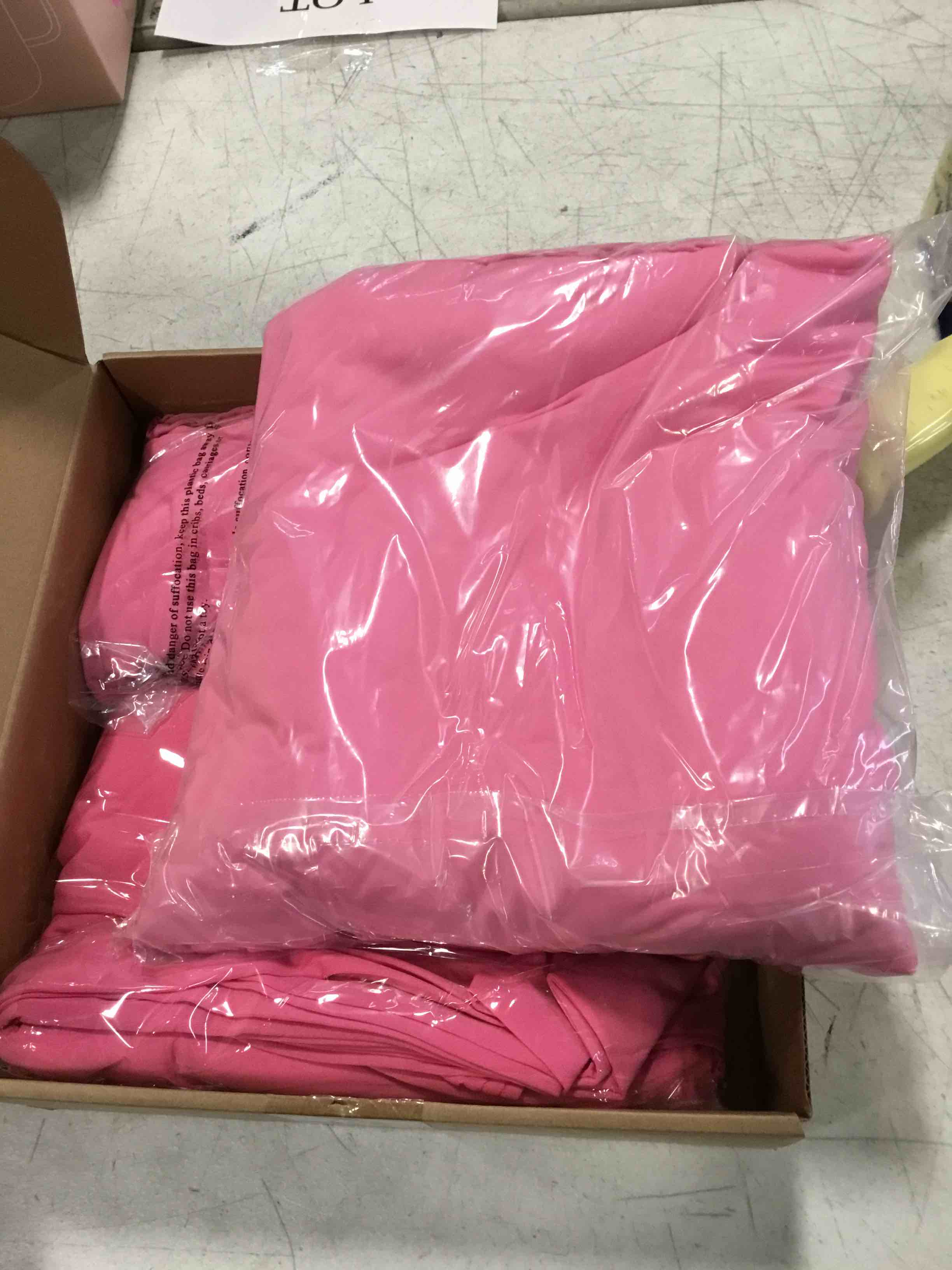 https://s3.amazonaws.com/lotting-images-prod/bidfta/PNK1983339_1743431987661.jpeg