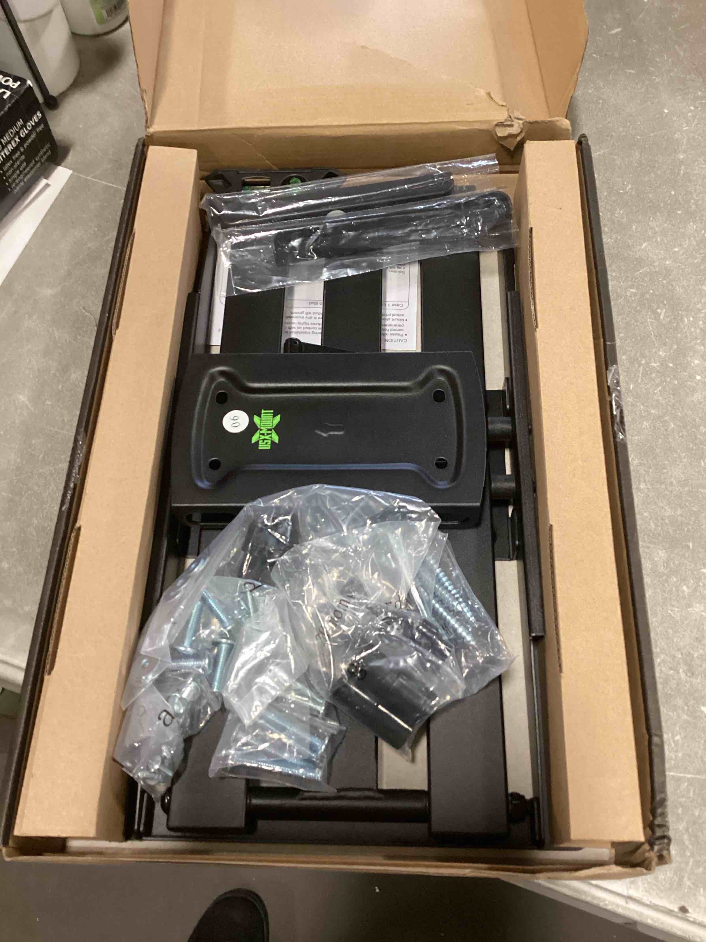 https://s3.amazonaws.com/lotting-images-prod/bidfta/PNK2026588_1736347141570.jpeg