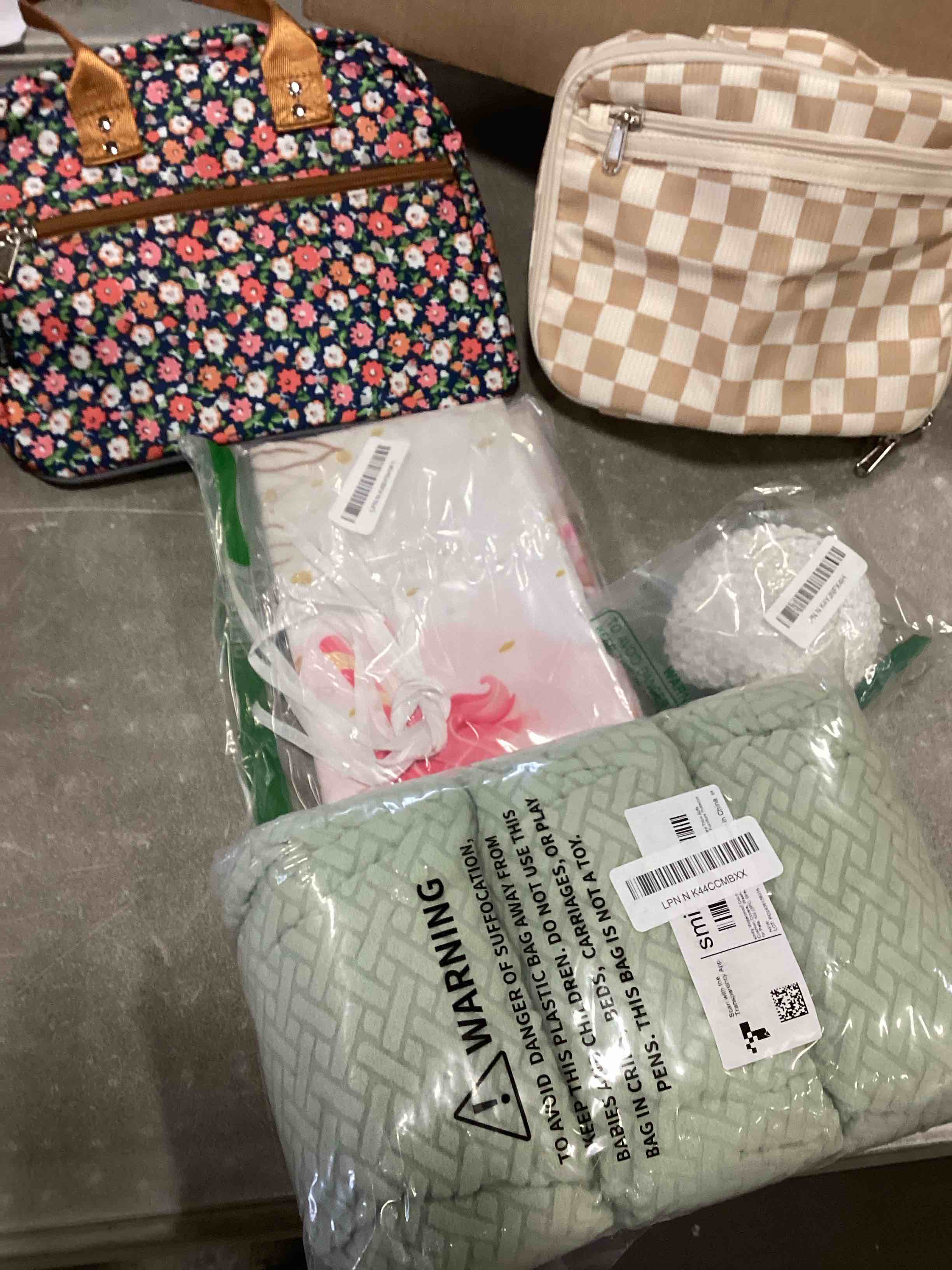 Assorted home items includes: lunch bags,cushion covers and more 