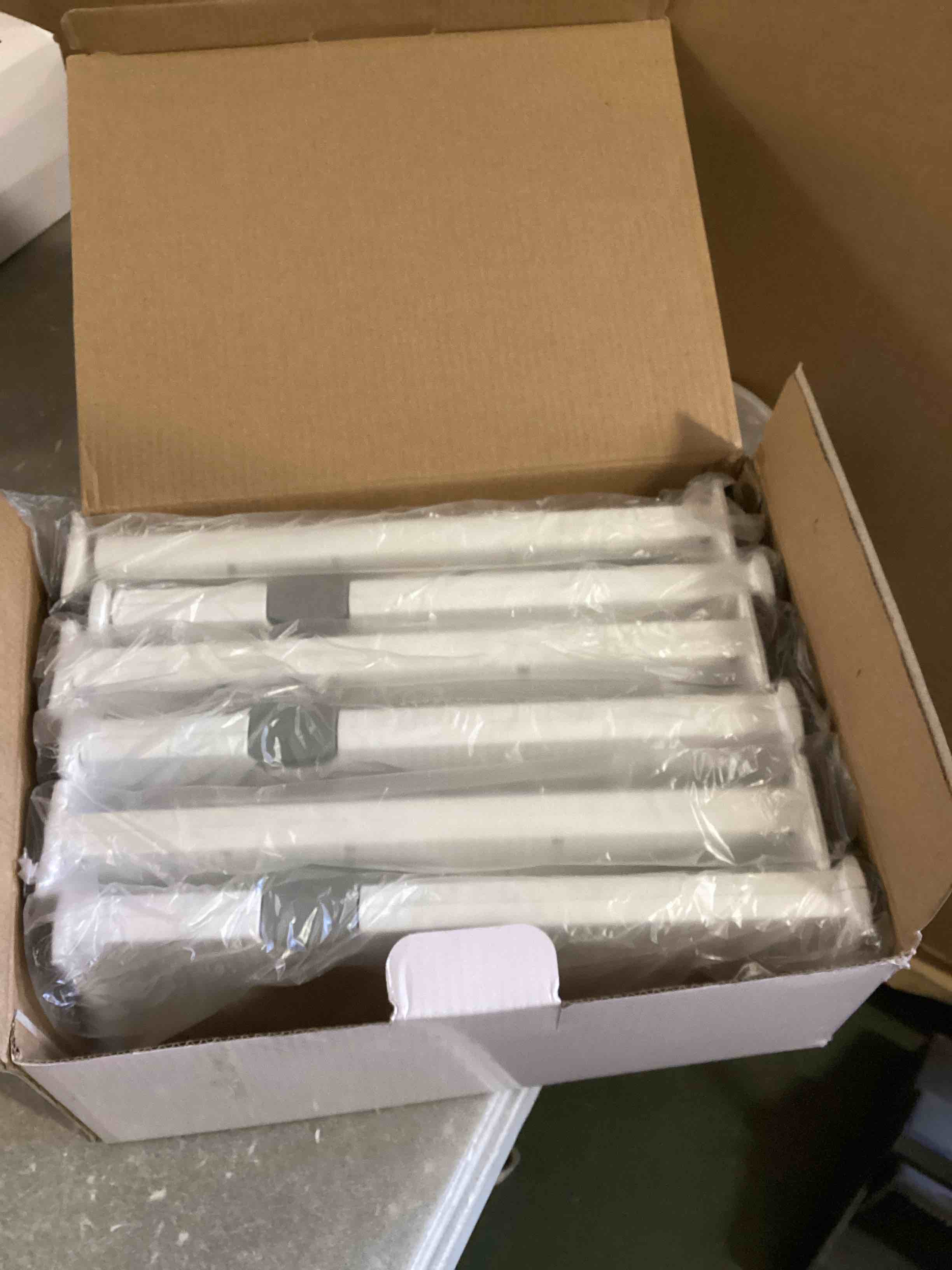https://s3.amazonaws.com/lotting-images-prod/bidfta/PNK2028338_1737490658381.jpeg