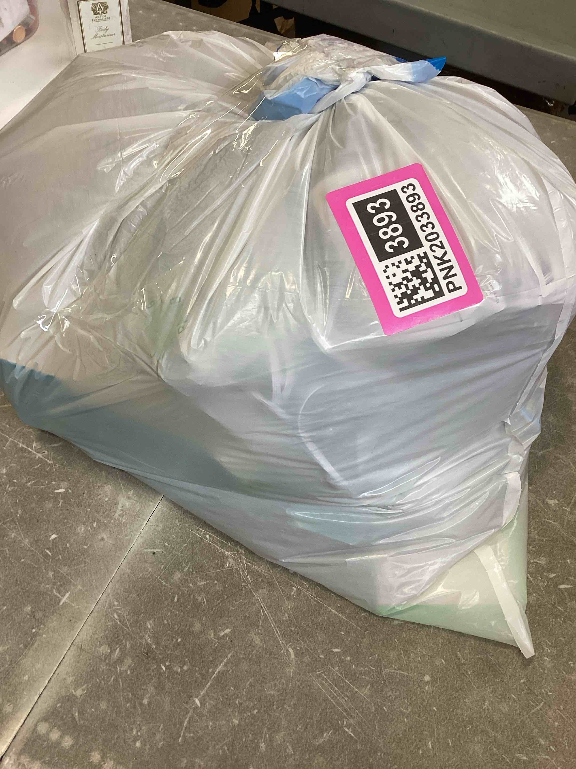 https://s3.amazonaws.com/lotting-images-prod/bidfta/PNK2033893_1740675369908.jpeg