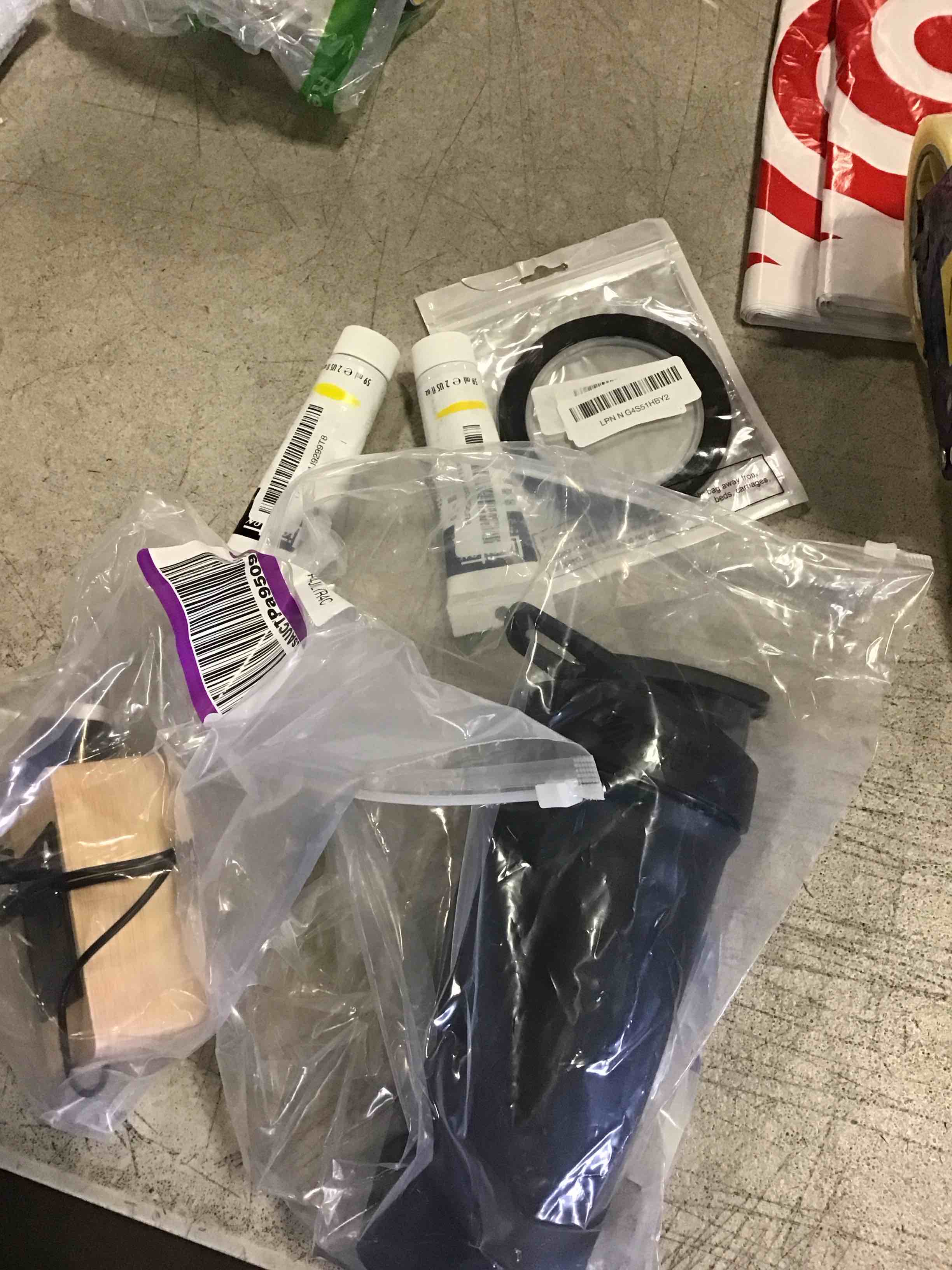 https://s3.amazonaws.com/lotting-images-prod/bidfta/PNK2035327_1740587061601.jpeg