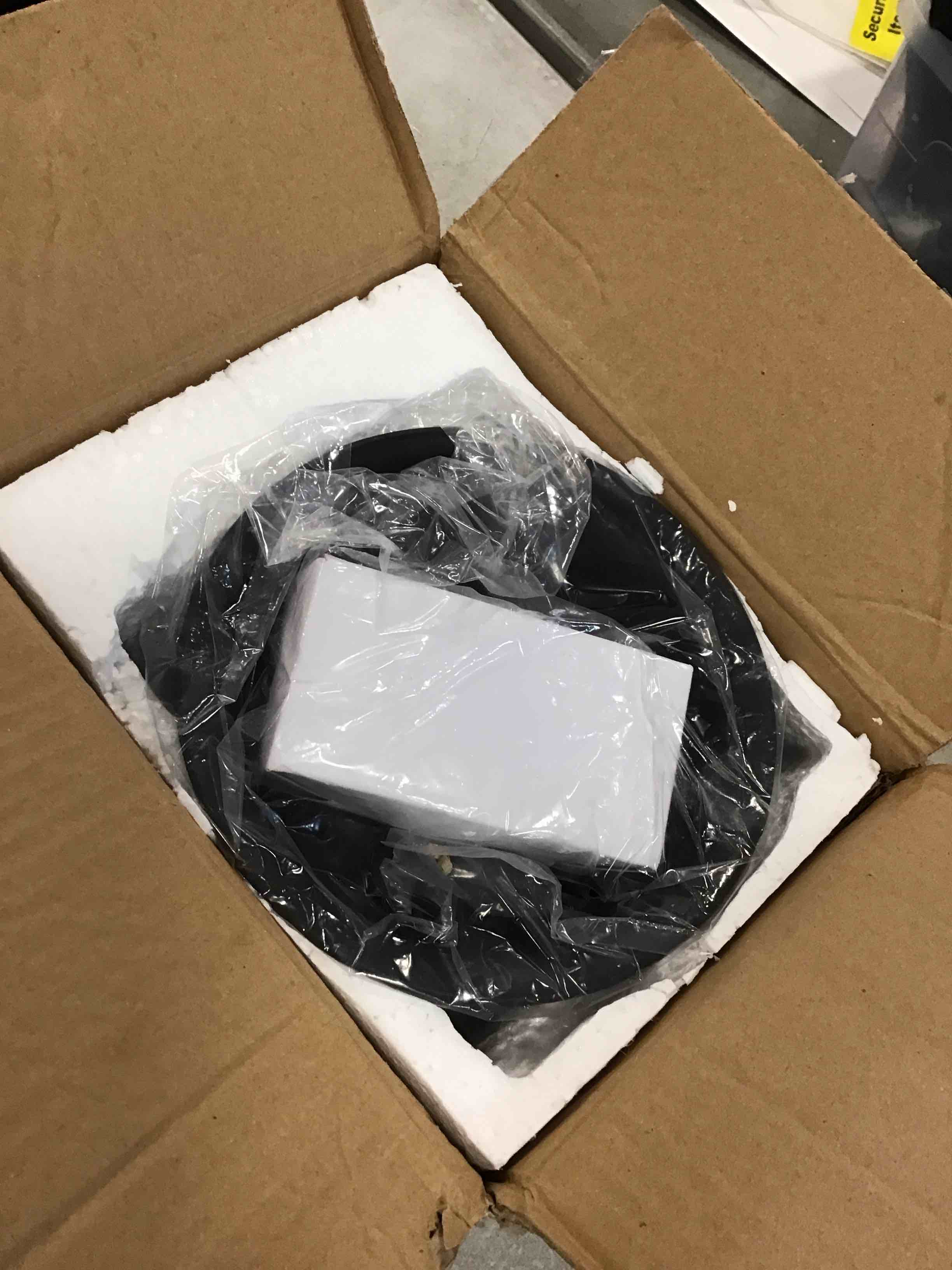 https://s3.amazonaws.com/lotting-images-prod/bidfta/PNK2035485_1740673649737.jpeg