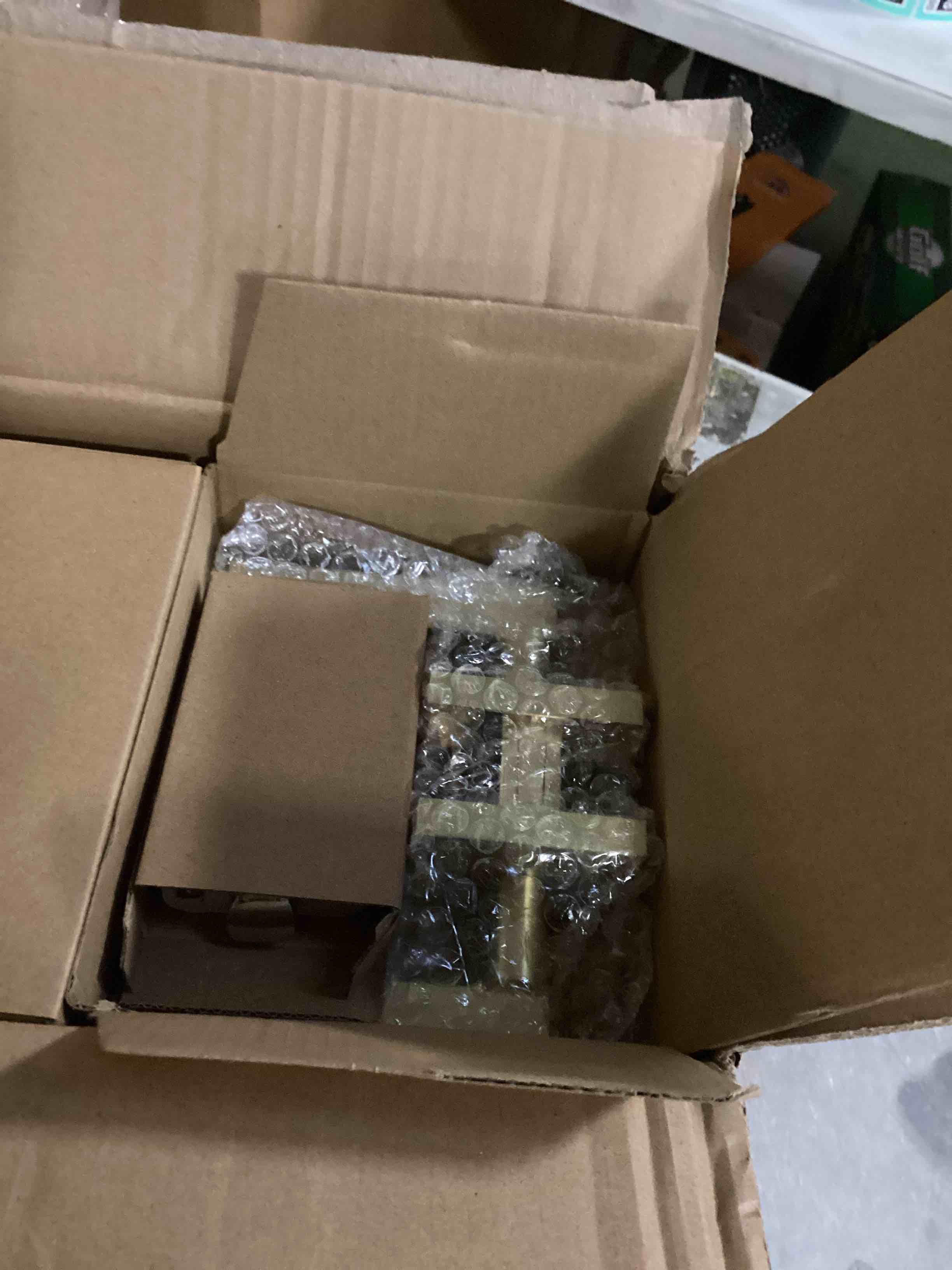 https://s3.amazonaws.com/lotting-images-prod/bidfta/PNK2036561_1743427822029.jpeg