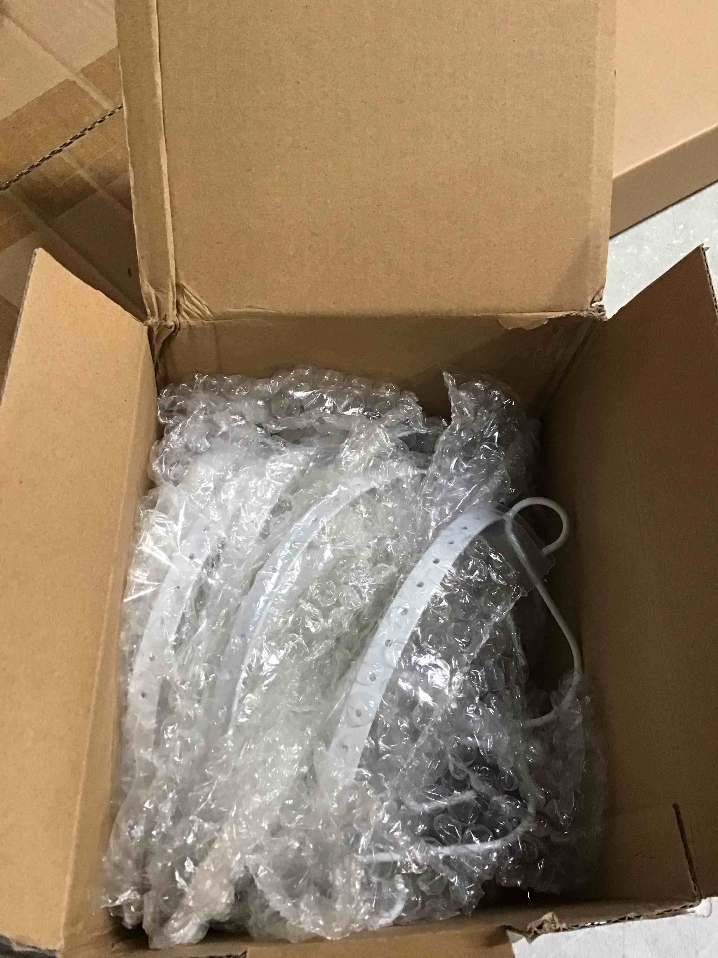 https://s3.amazonaws.com/lotting-images-prod/bidfta/PNK2037827_1744206793143.jpeg