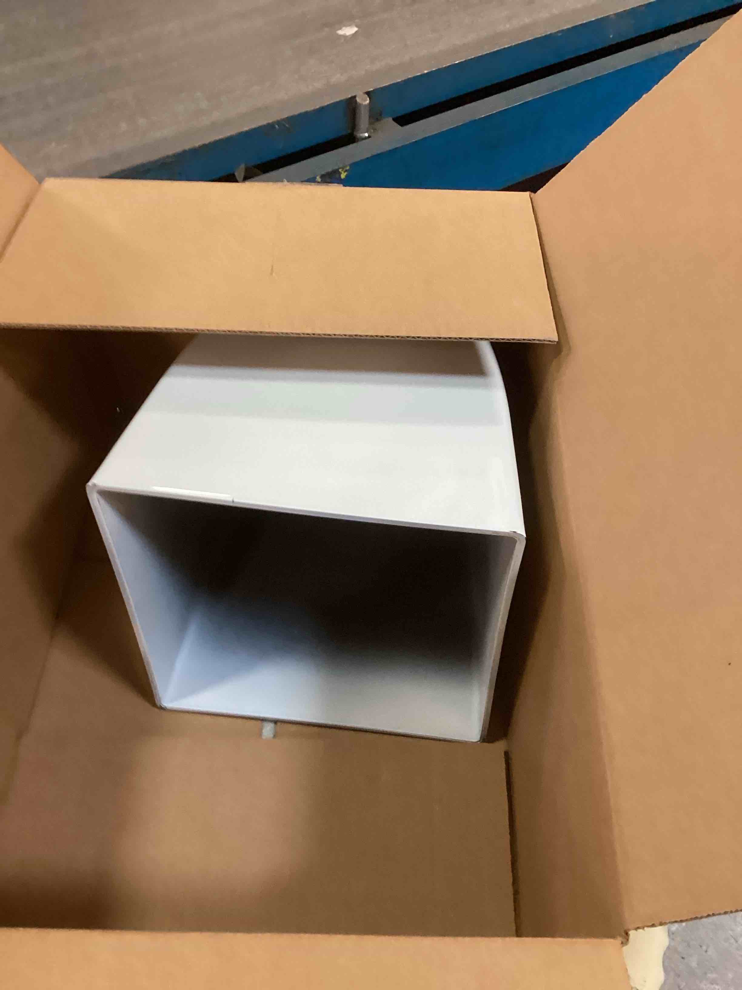 https://s3.amazonaws.com/lotting-images-prod/bidfta/PNK2038750_1741632181715.jpeg