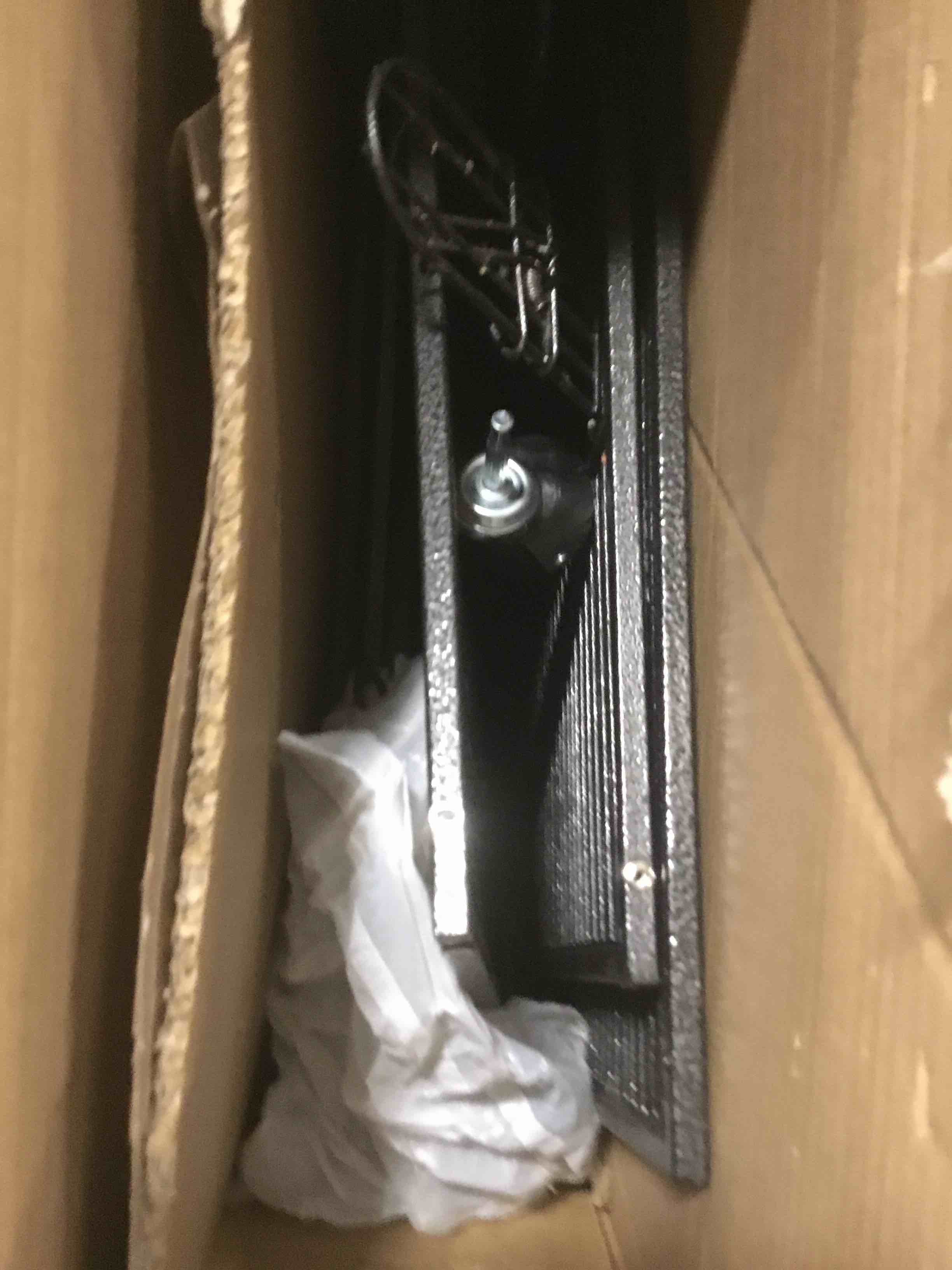 https://s3.amazonaws.com/lotting-images-prod/bidfta/PNK2041081_1741285994276.jpeg