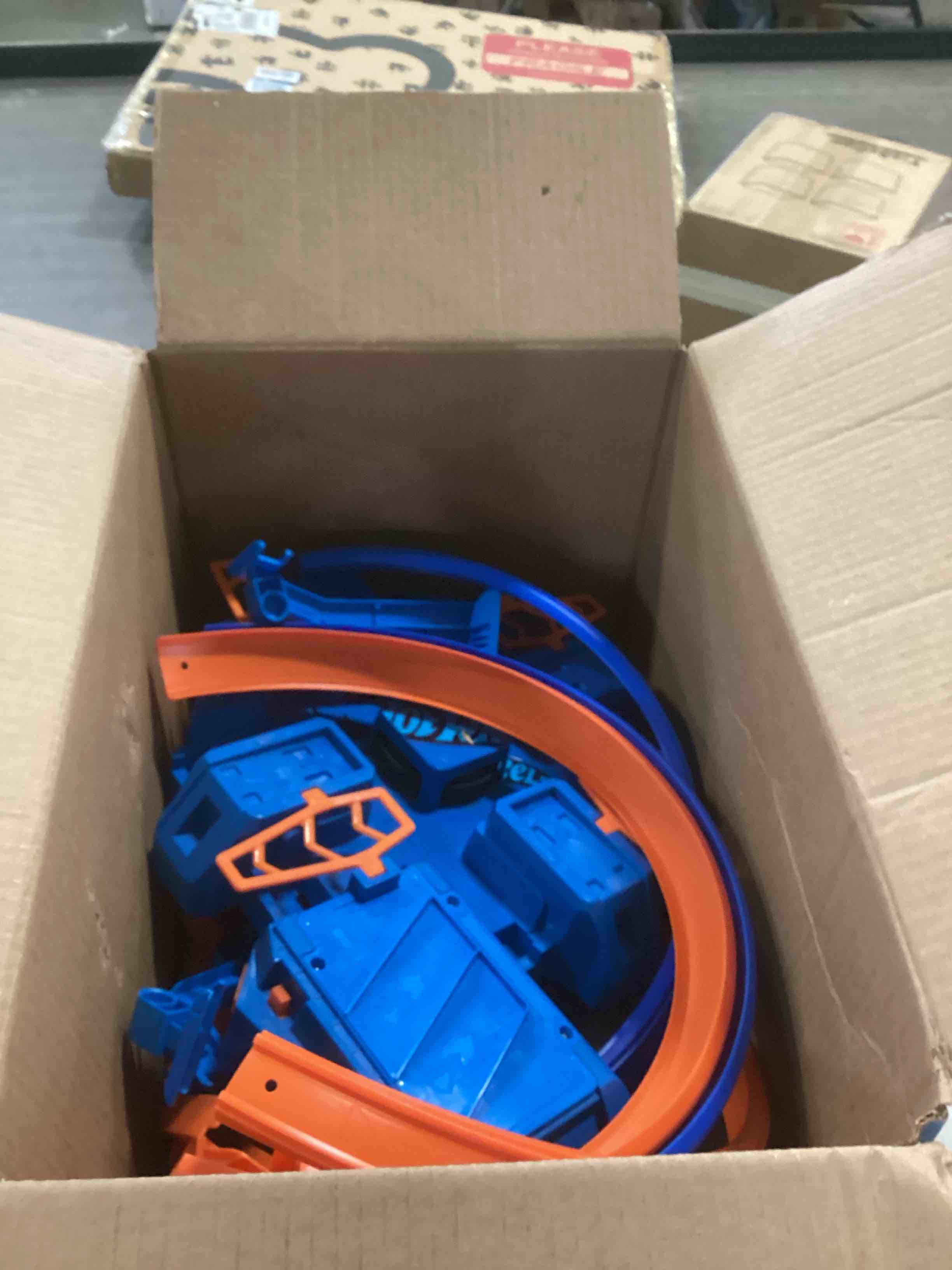 https://s3.amazonaws.com/lotting-images-prod/bidfta/PNK2044765_1740421884773.jpeg