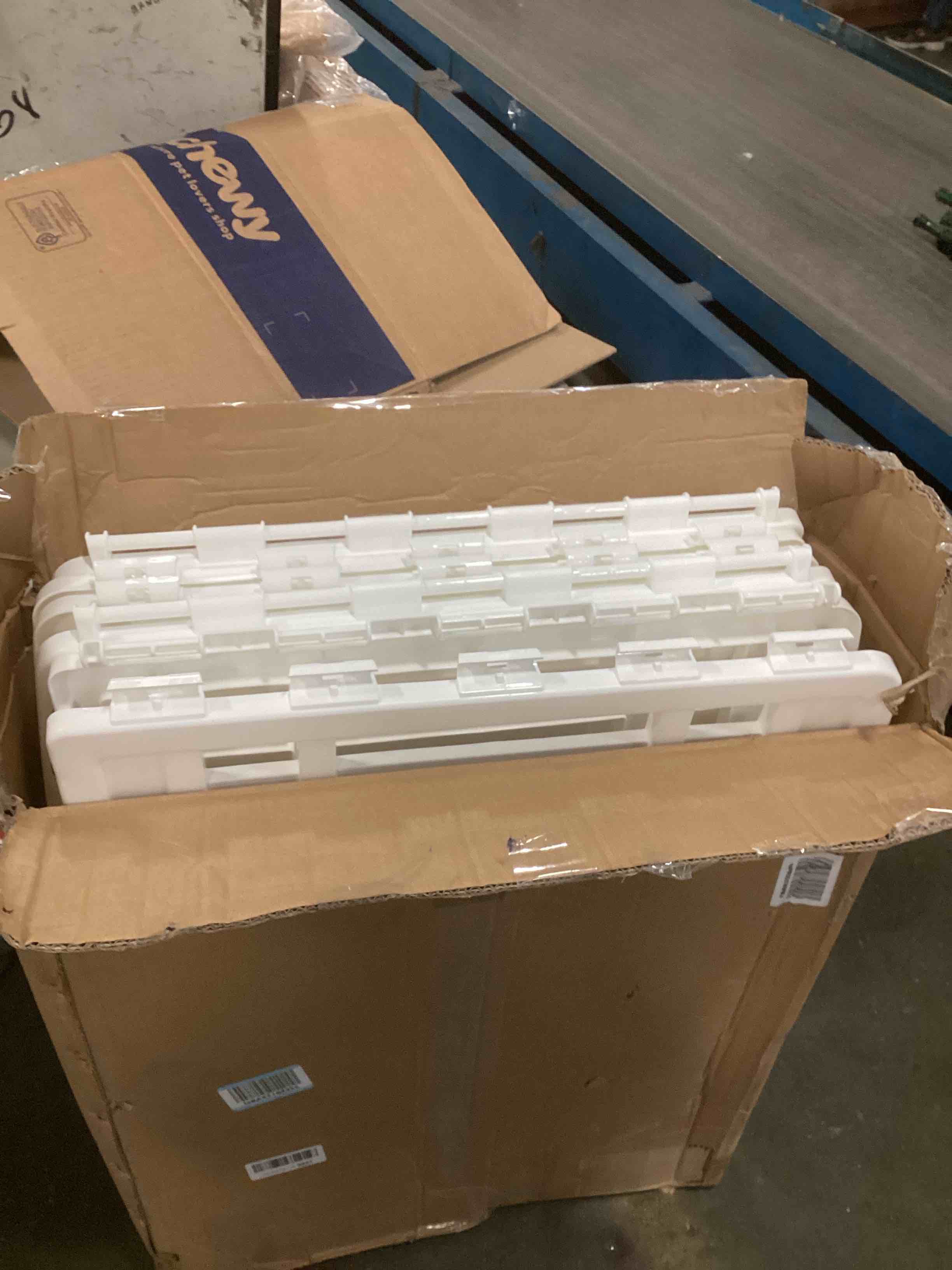 https://s3.amazonaws.com/lotting-images-prod/bidfta/PNK2045330_1740666066994.jpeg