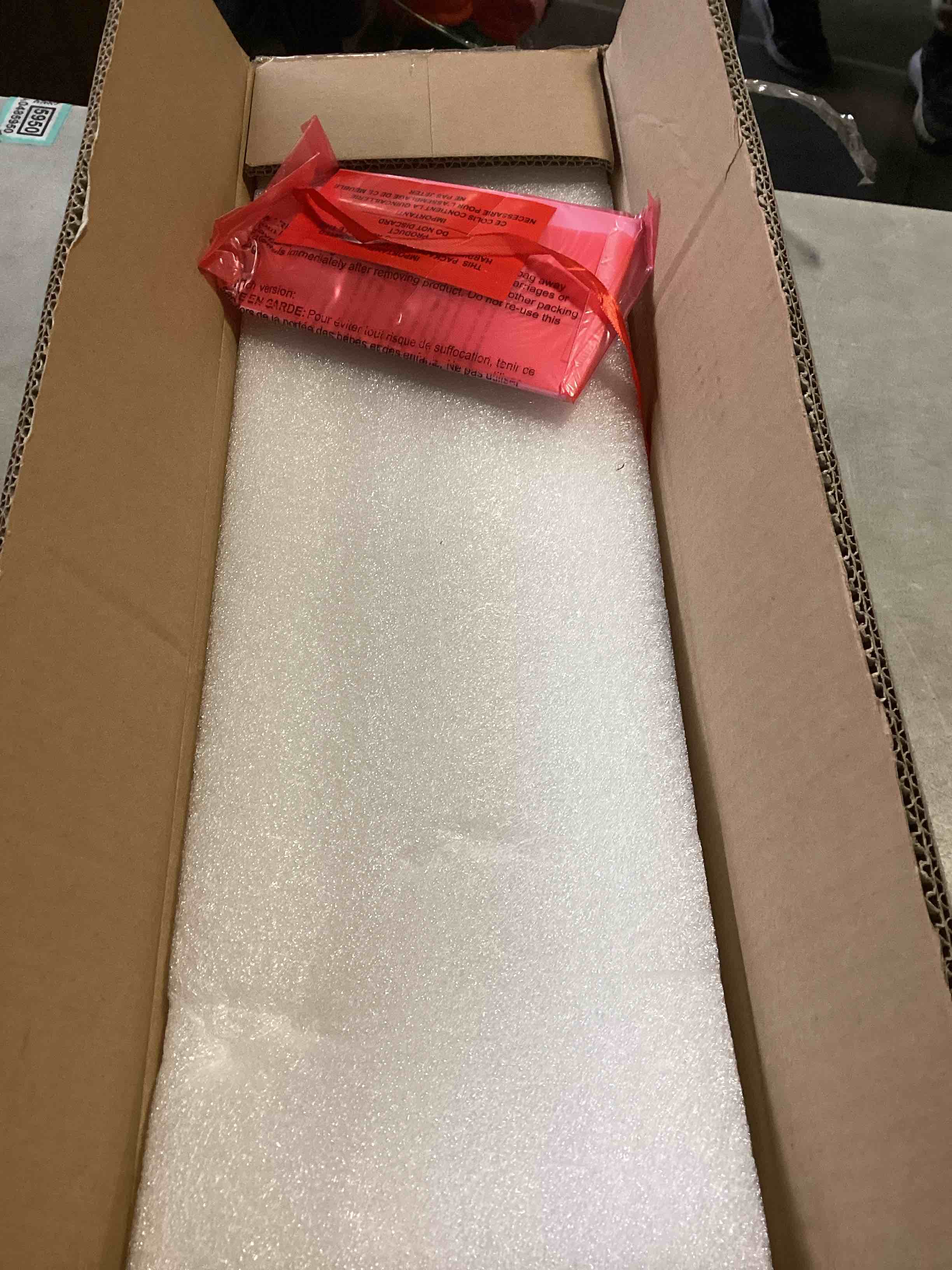 https://s3.amazonaws.com/lotting-images-prod/bidfta/PNK2053232_1739885144123.jpeg