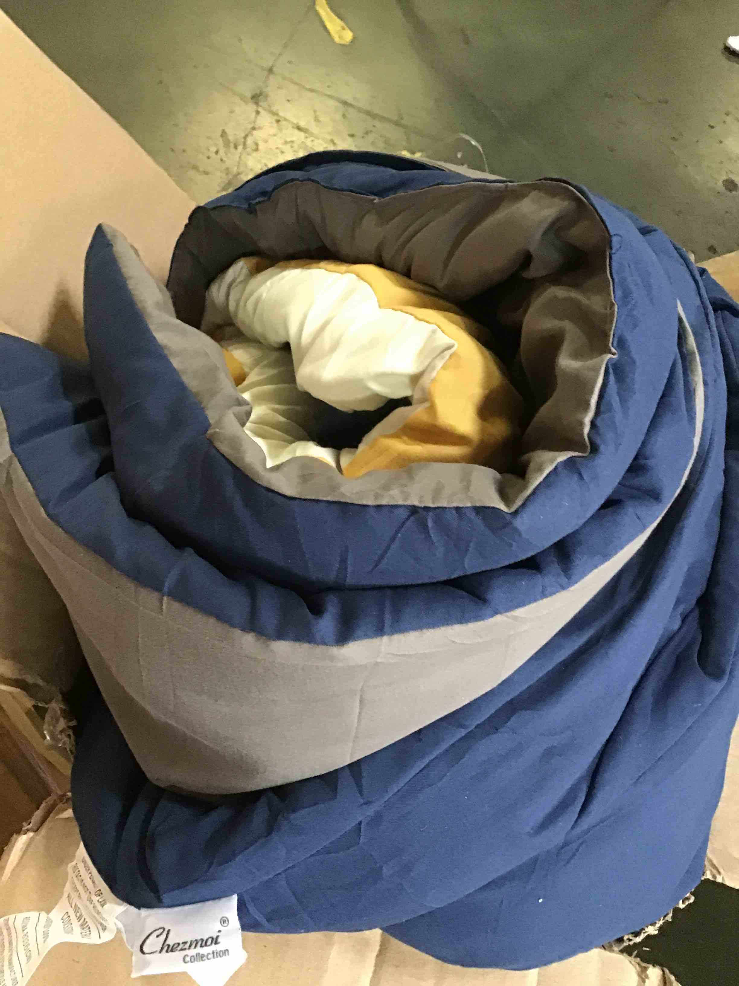 Chezmoi Comforter ( size unknown) ( no stock photo) 