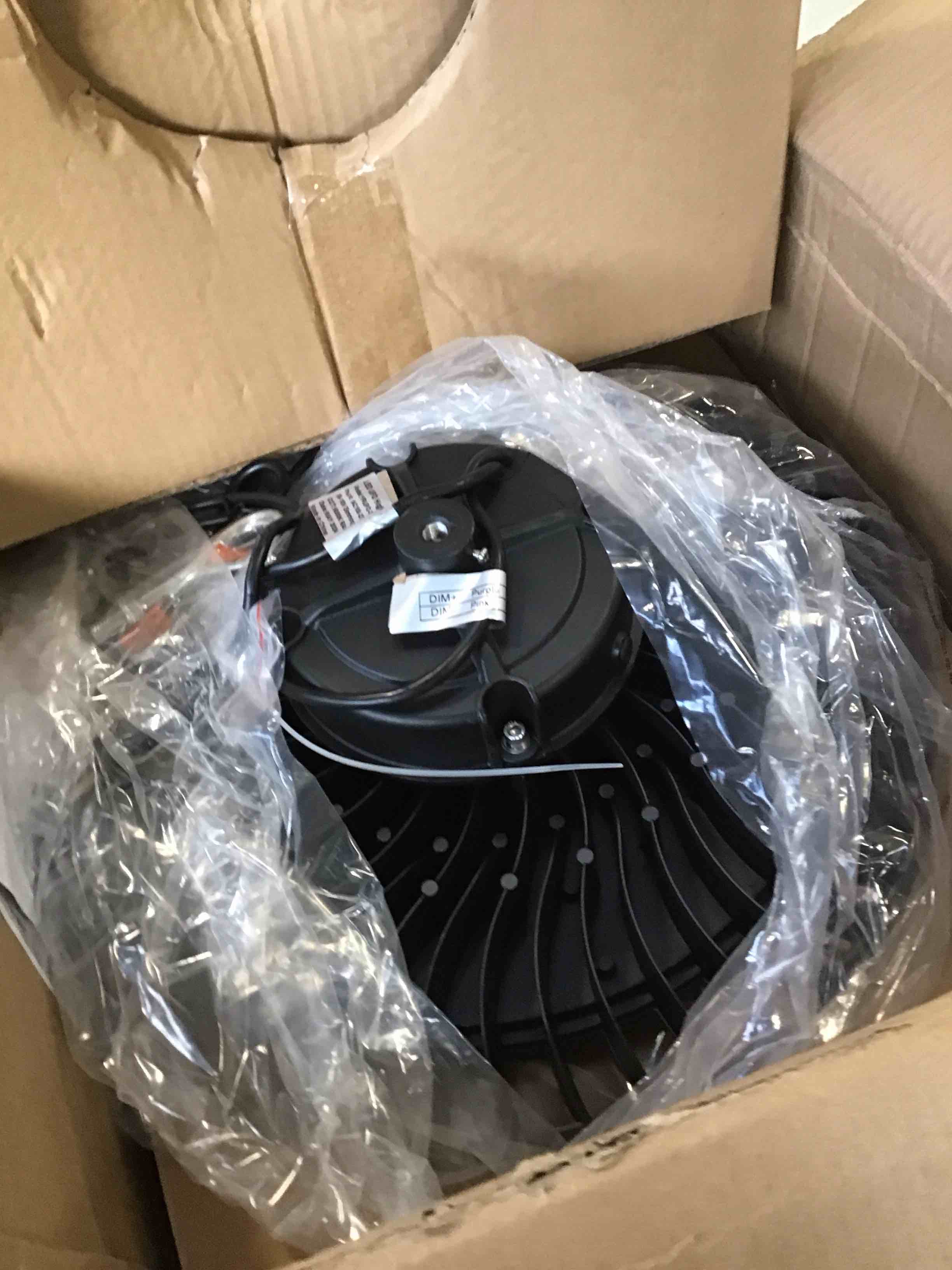 https://s3.amazonaws.com/lotting-images-prod/bidfta/PNK2053905_1740405303708.jpeg