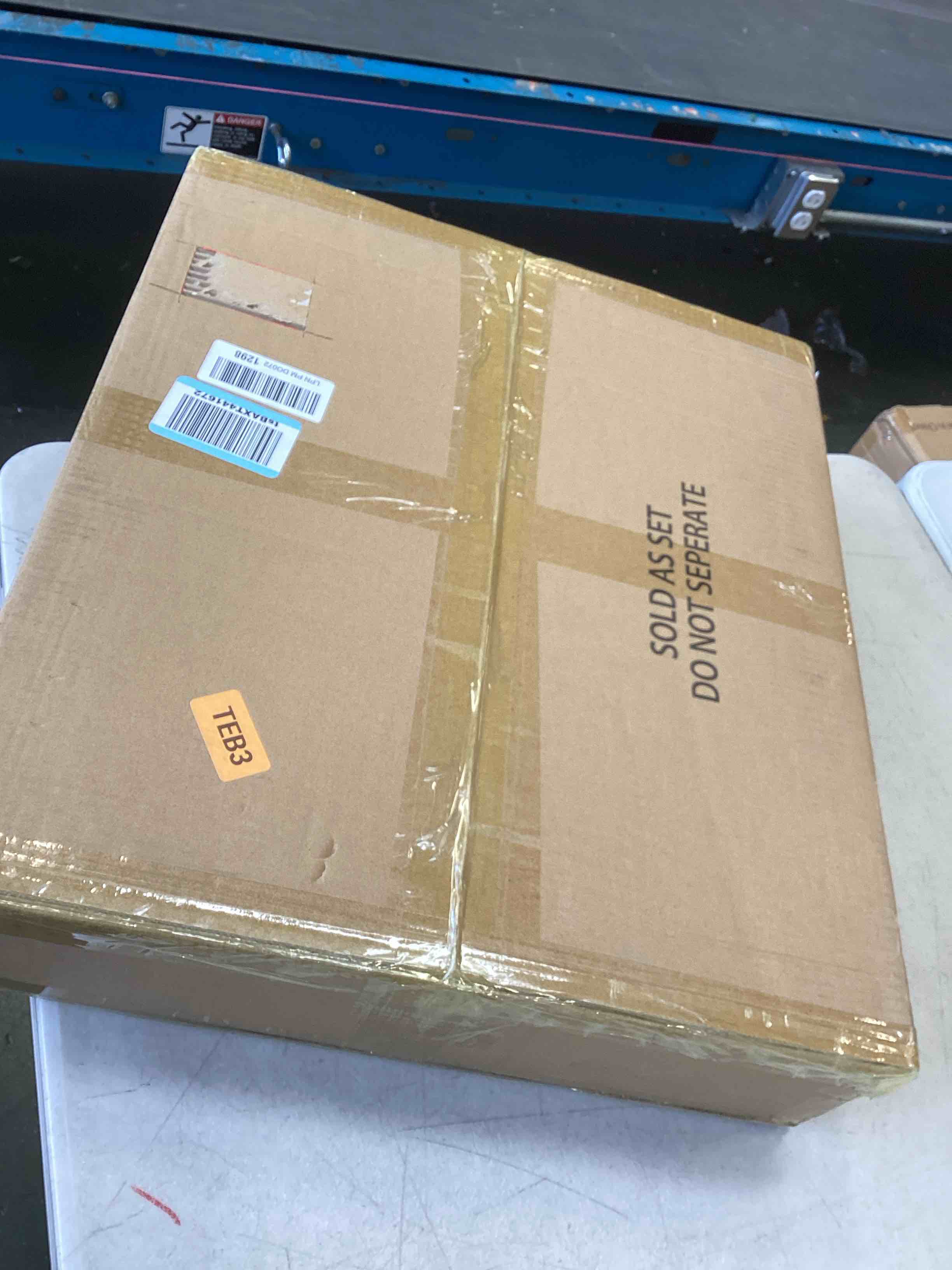 https://s3.amazonaws.com/lotting-images-prod/bidfta/PNK2054629_1740765068026.jpeg