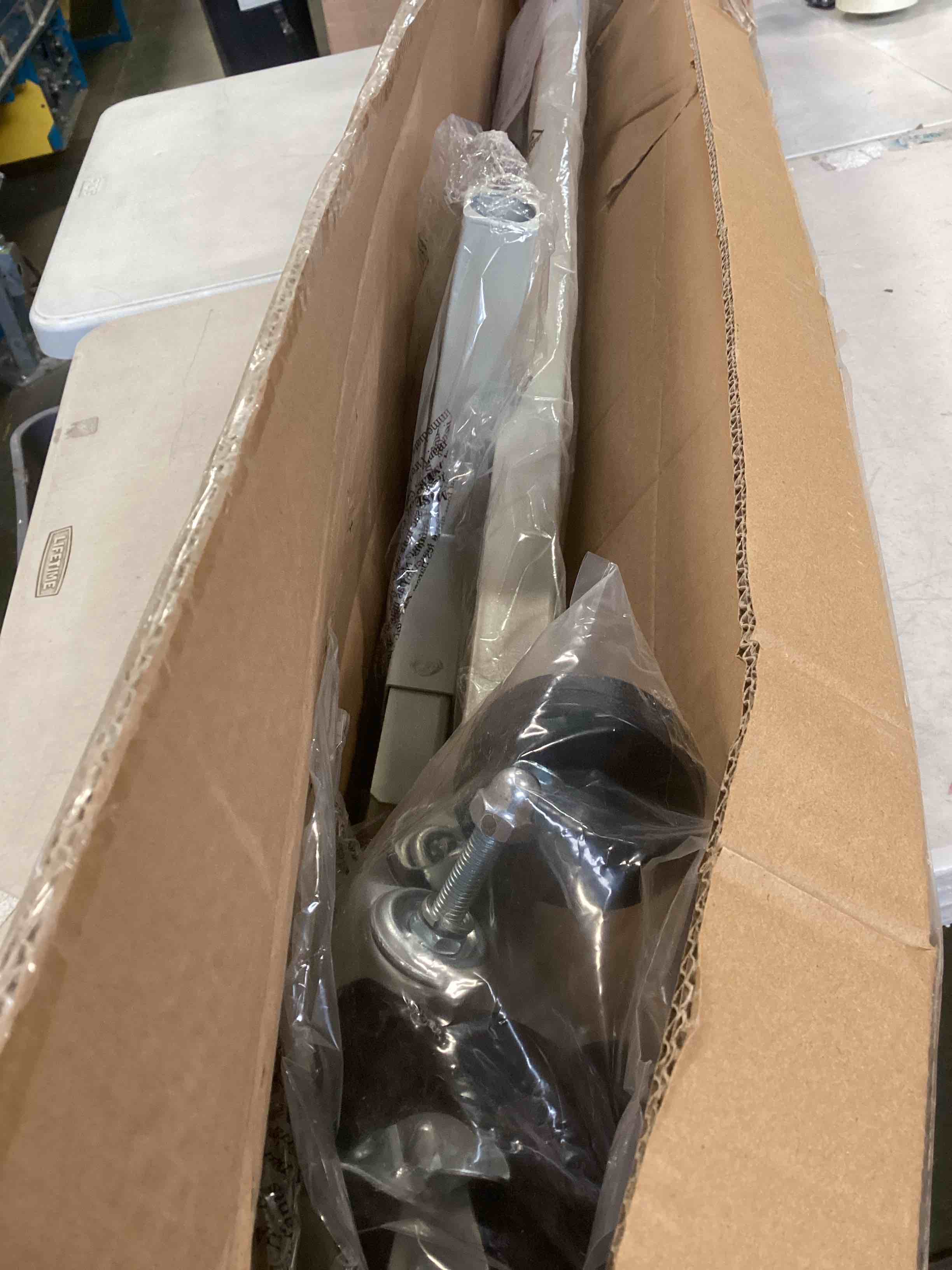 https://s3.amazonaws.com/lotting-images-prod/bidfta/PNK2055110_1741183650980.jpeg