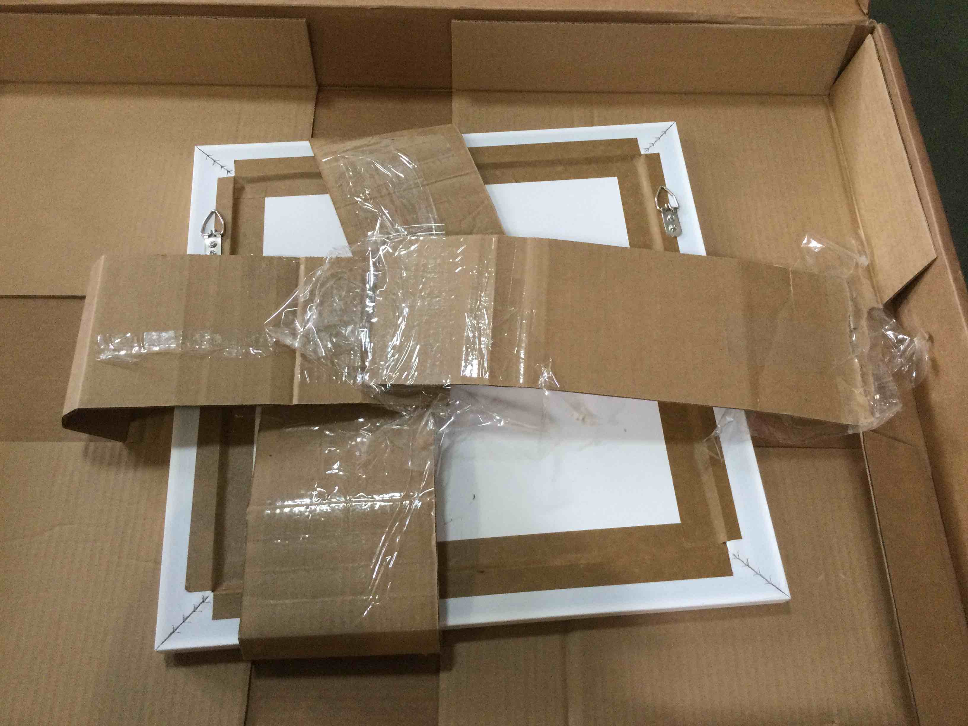 https://s3.amazonaws.com/lotting-images-prod/bidfta/PNK2055763_1741801419044.jpeg