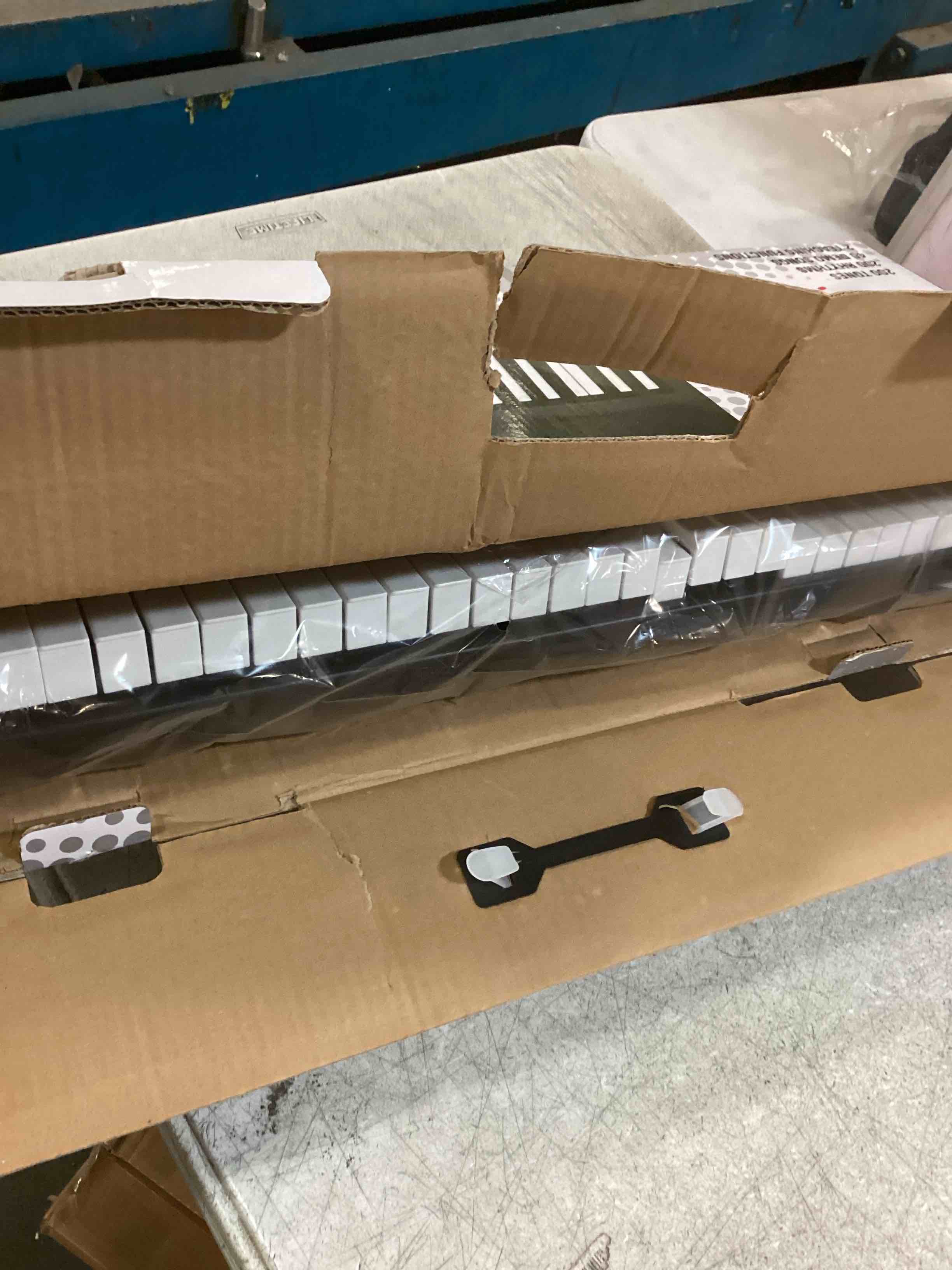 https://s3.amazonaws.com/lotting-images-prod/bidfta/PNK2056645_1738610993774.jpeg