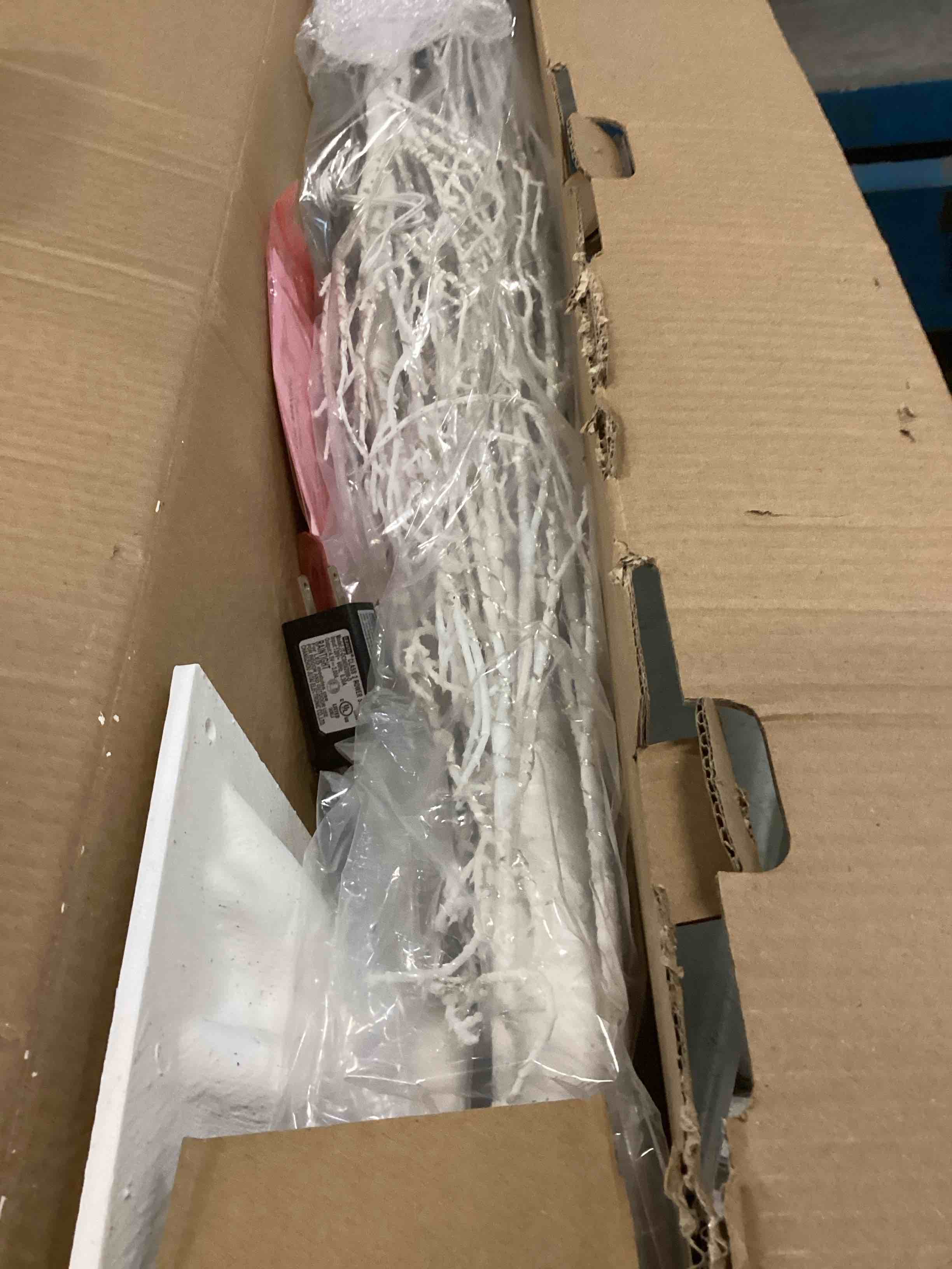 https://s3.amazonaws.com/lotting-images-prod/bidfta/PNK2059563_1737562276493.jpeg