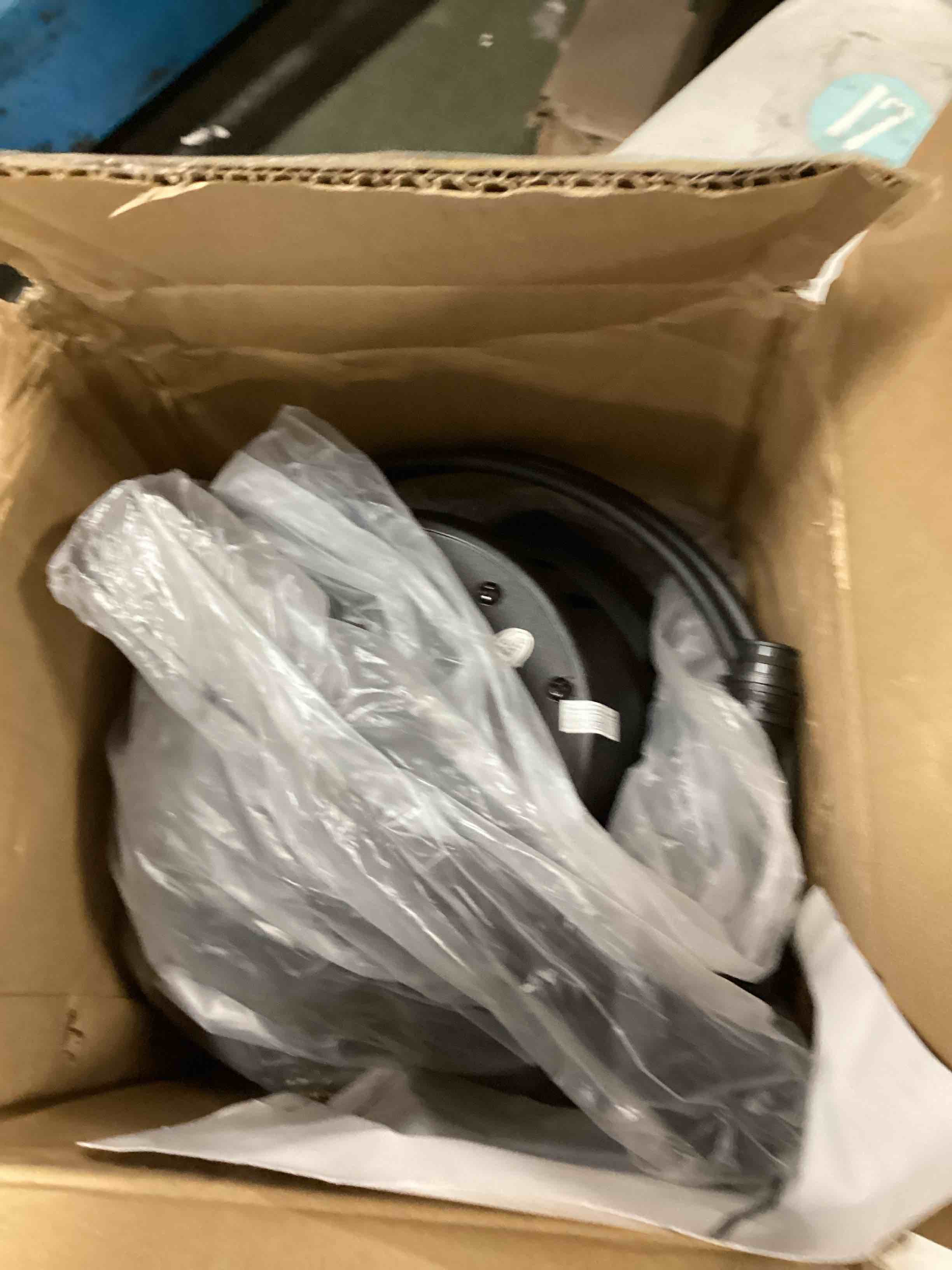 https://s3.amazonaws.com/lotting-images-prod/bidfta/PNK2061332_1738334435571.jpeg