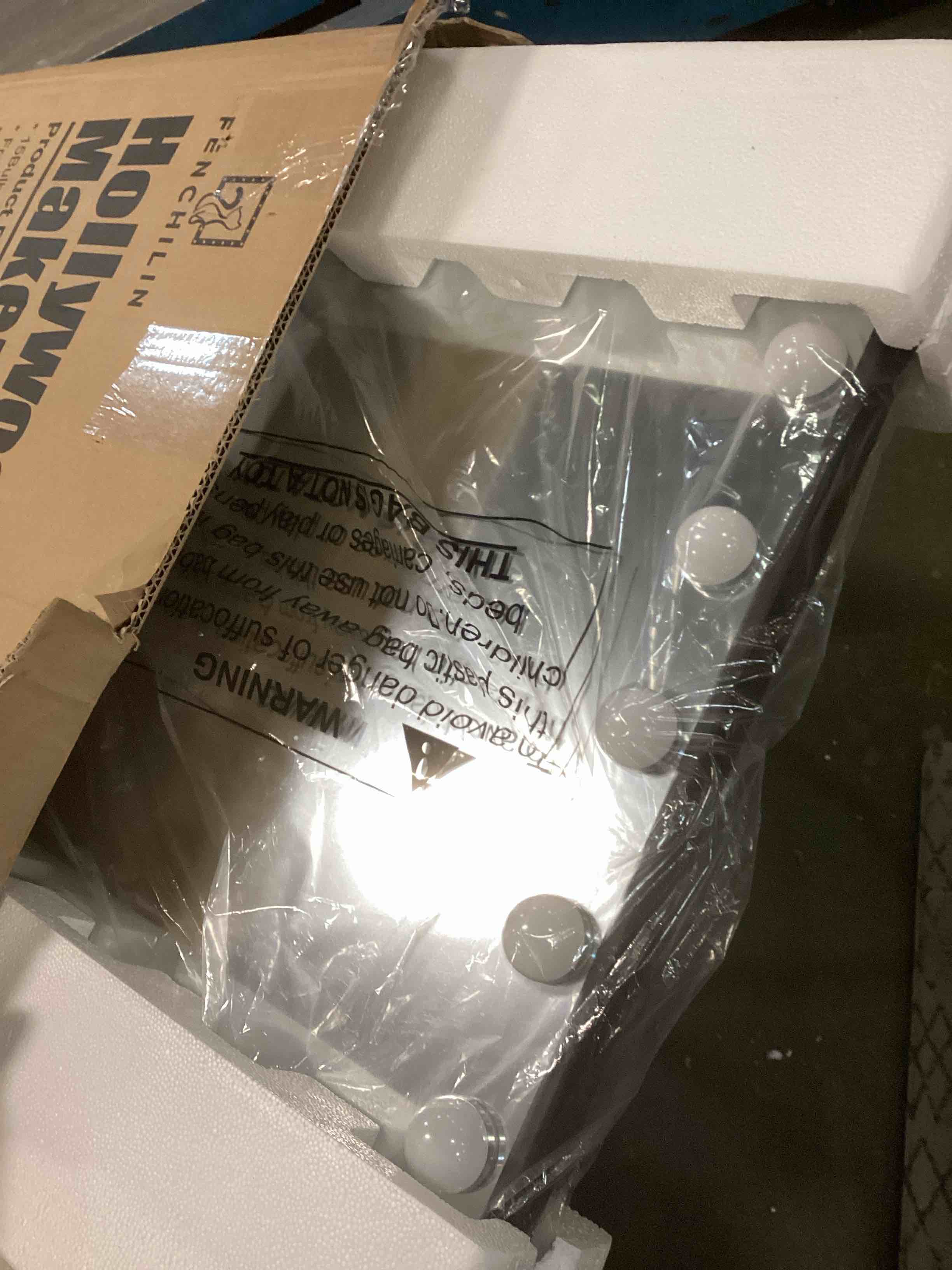 https://s3.amazonaws.com/lotting-images-prod/bidfta/PNK2063802_1738066534979.jpeg