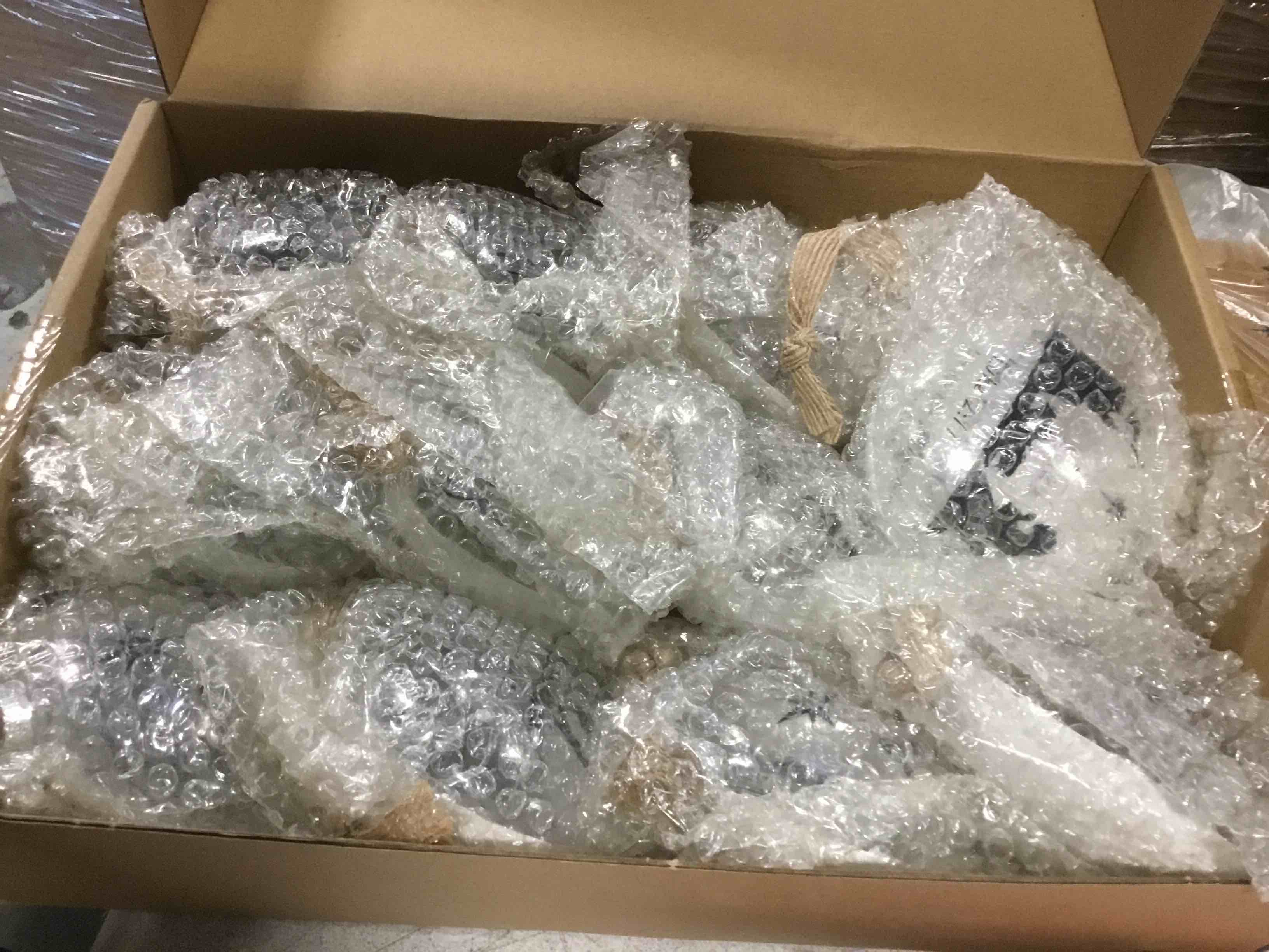 https://s3.amazonaws.com/lotting-images-prod/bidfta/PNK2072316_1737119400052.jpeg