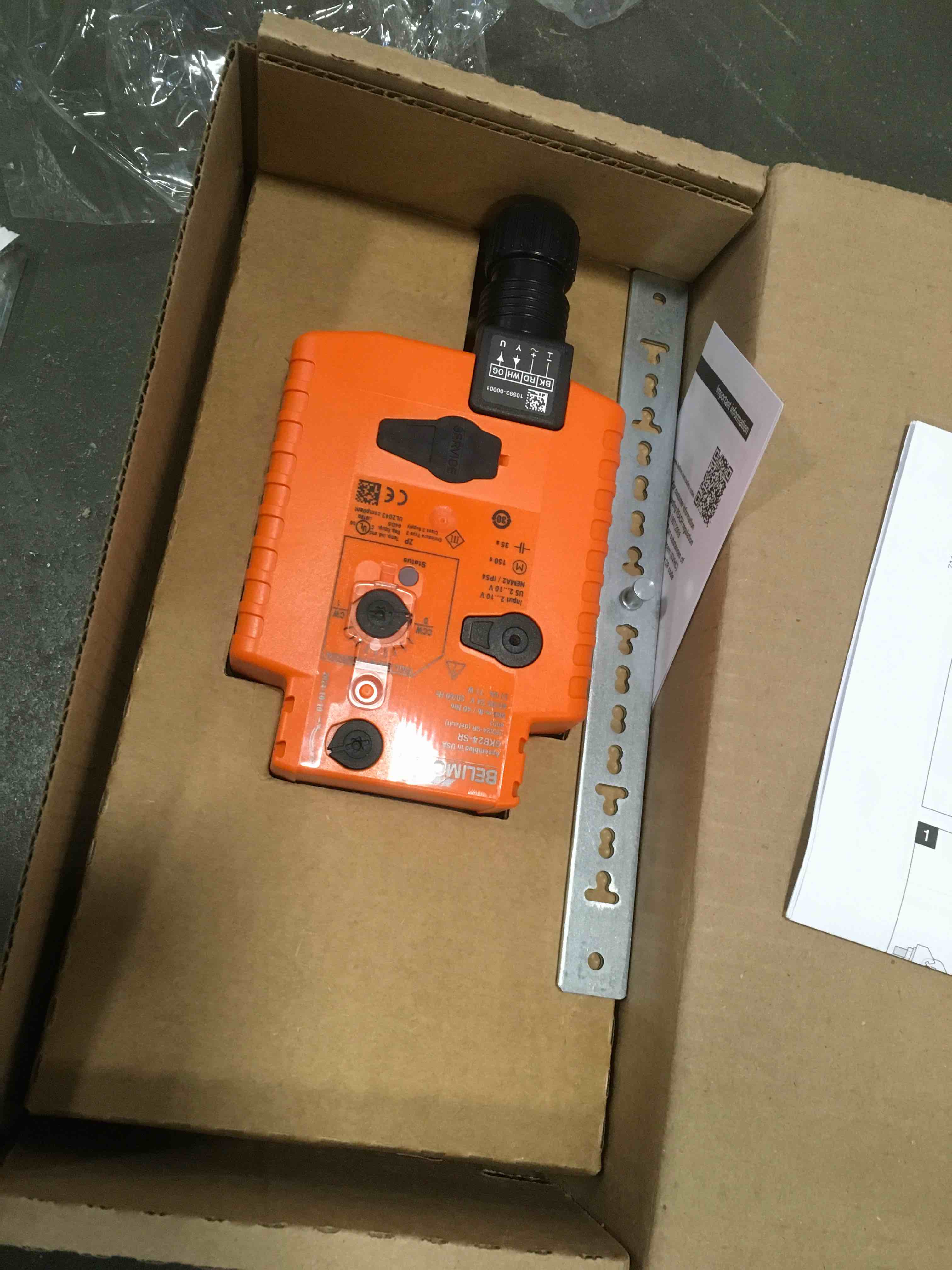 https://s3.amazonaws.com/lotting-images-prod/bidfta/PNK2075258_1738158378233.jpeg