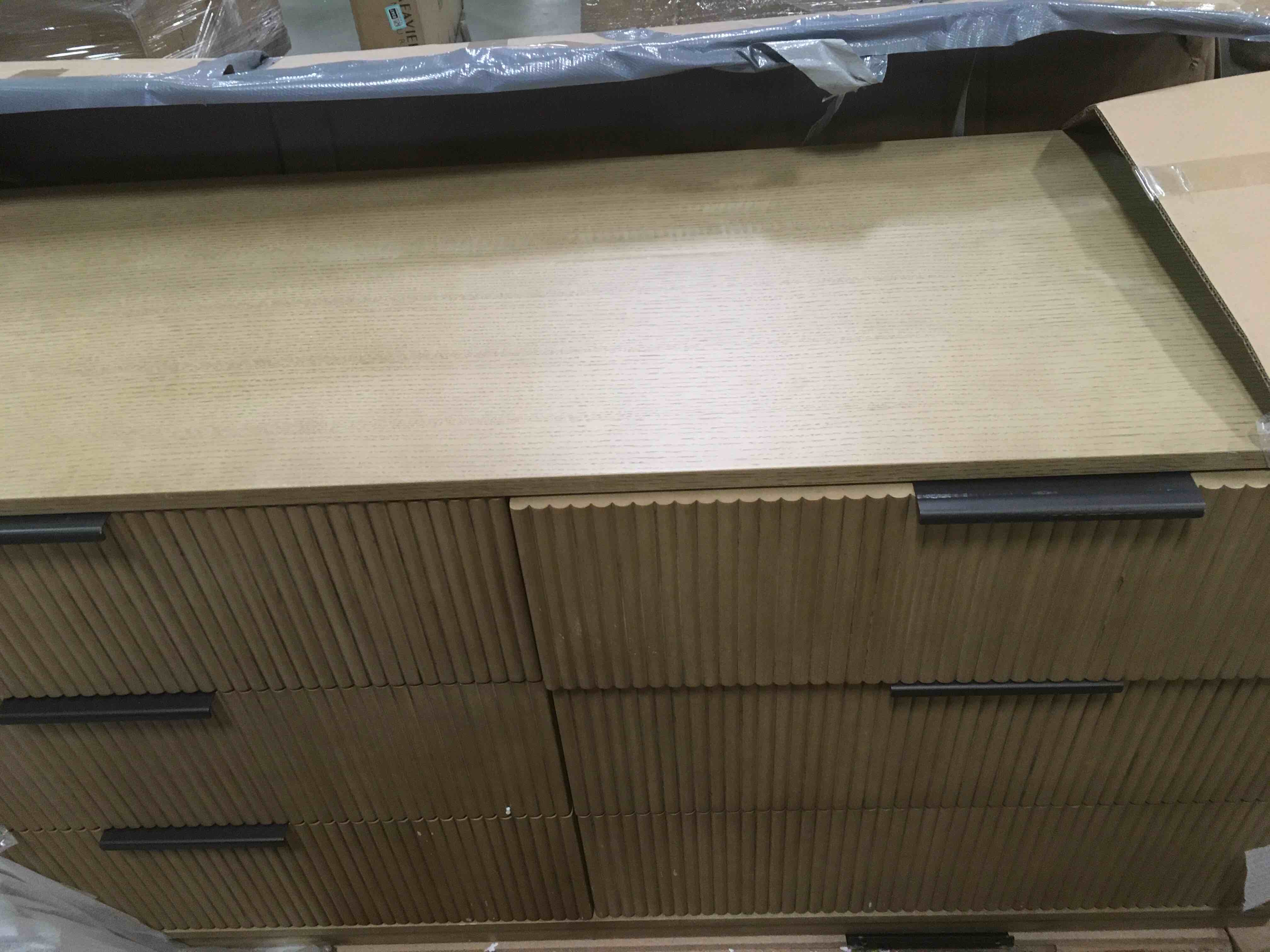 https://s3.amazonaws.com/lotting-images-prod/bidfta/PNK2076142_1739366705790.jpeg