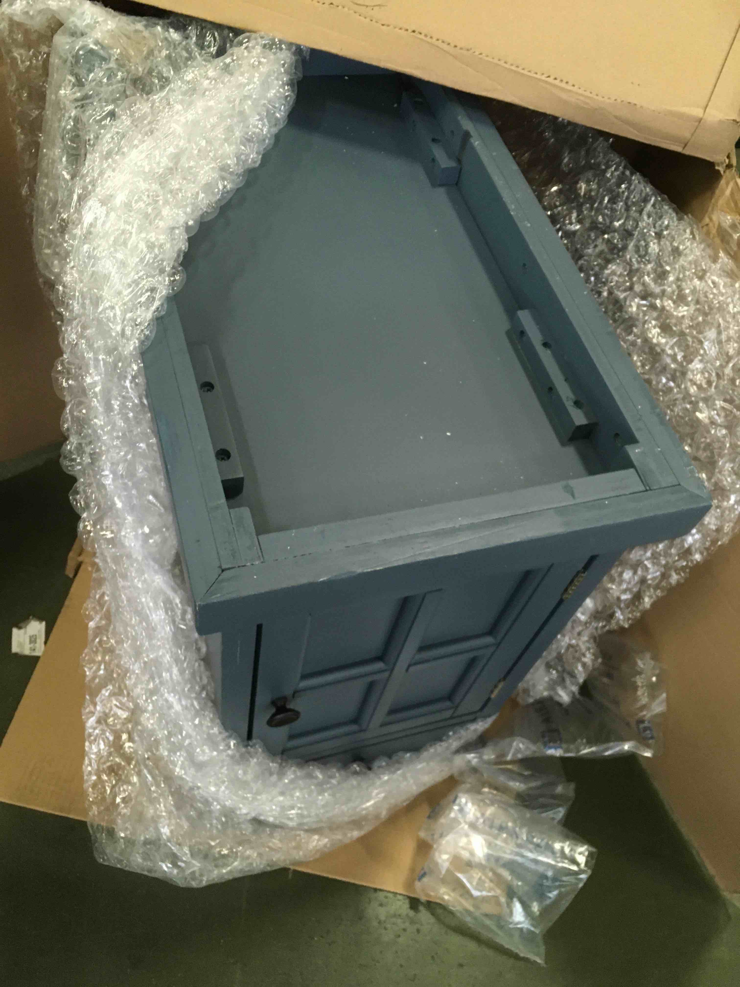 https://s3.amazonaws.com/lotting-images-prod/bidfta/PNK2076540_1739975515077.jpeg