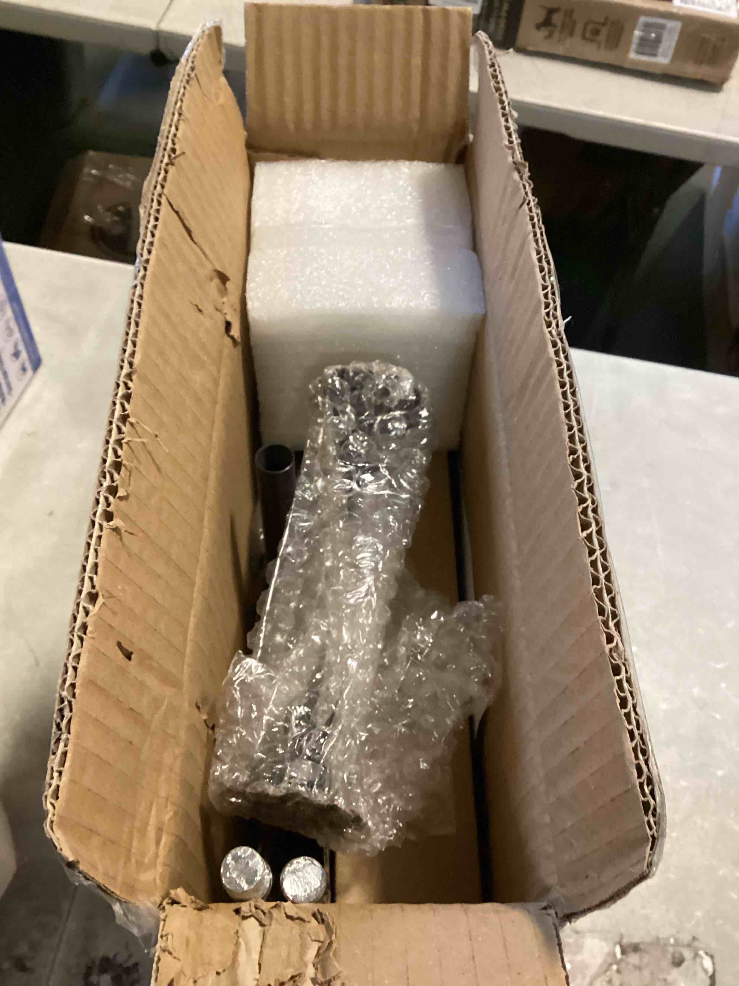 https://s3.amazonaws.com/lotting-images-prod/bidfta/PNK2095016_1738071427661.jpeg
