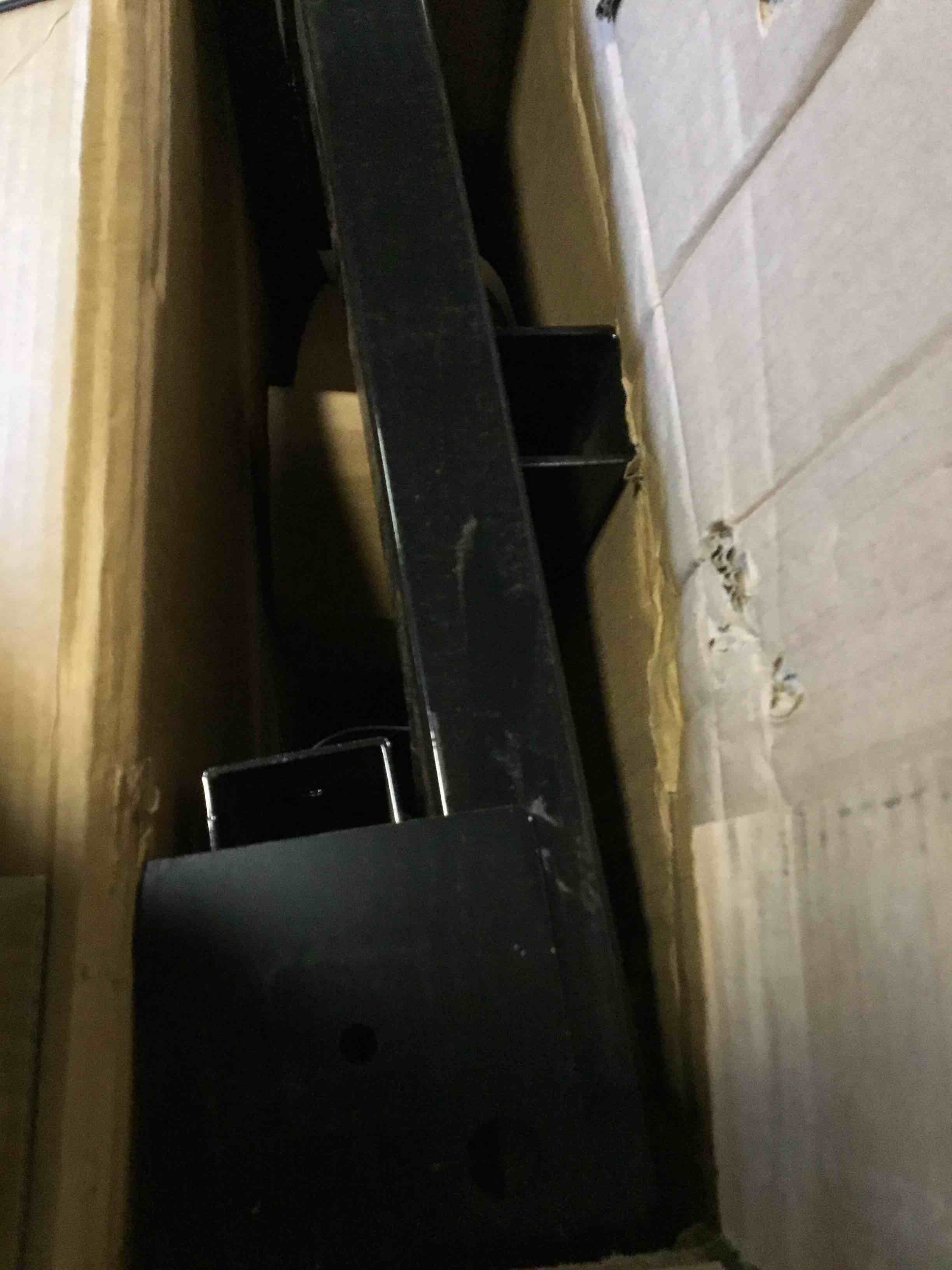 https://s3.amazonaws.com/lotting-images-prod/bidfta/PNK2100440_1739560313653.jpeg