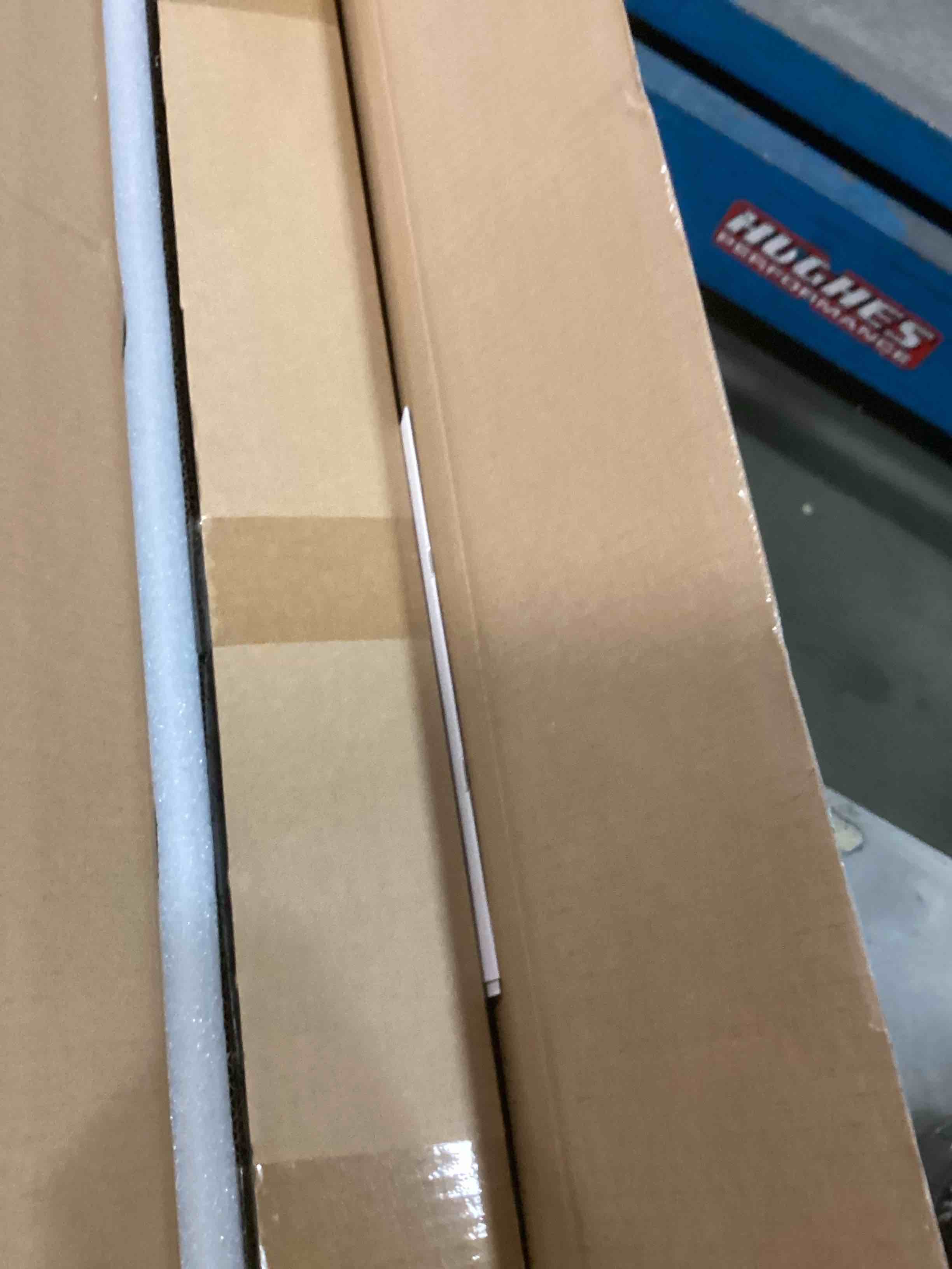 https://s3.amazonaws.com/lotting-images-prod/bidfta/PNK2102172_1739283342067.jpeg