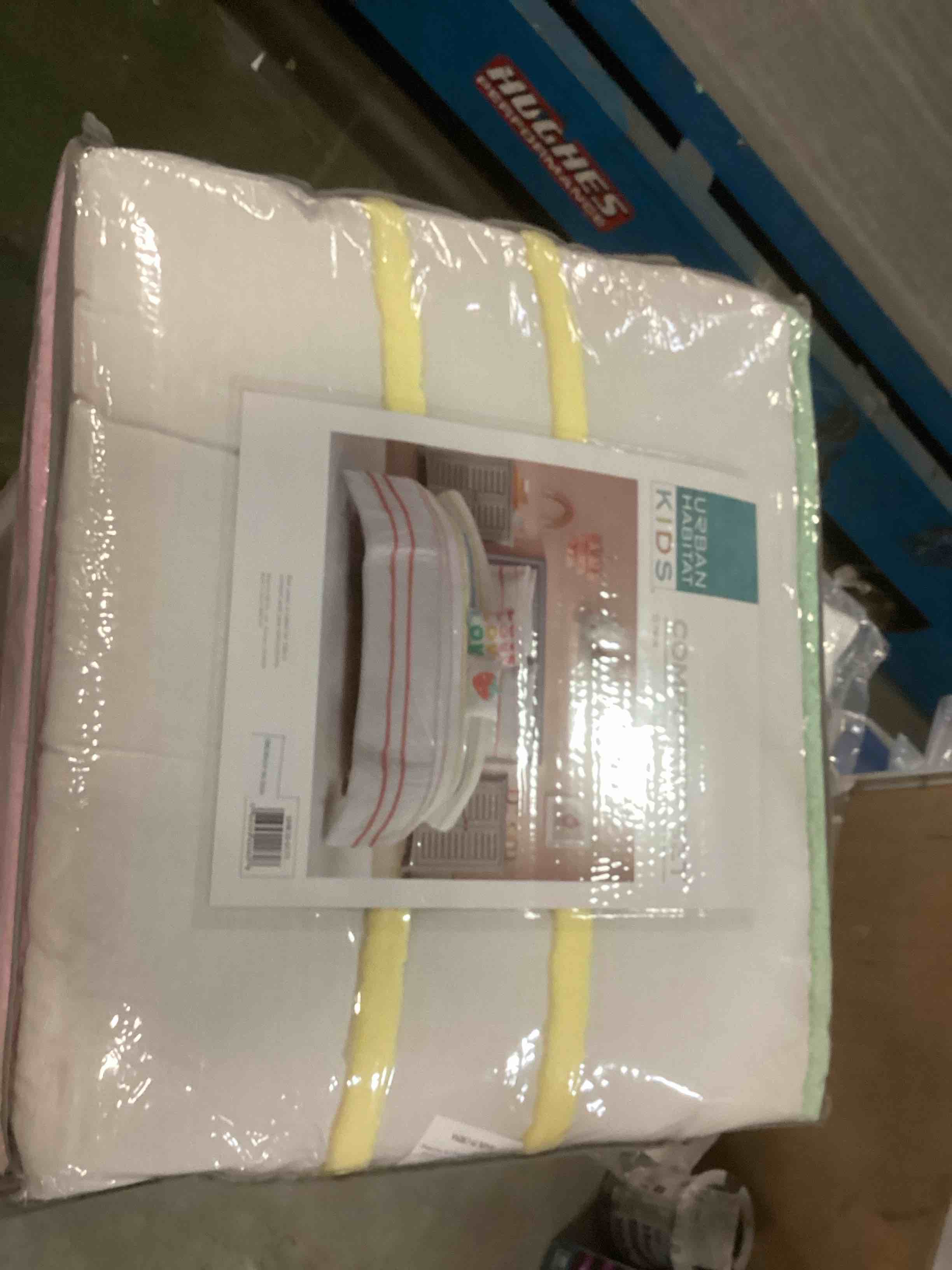 https://s3.amazonaws.com/lotting-images-prod/bidfta/PNK2102276_1739294100062.jpeg