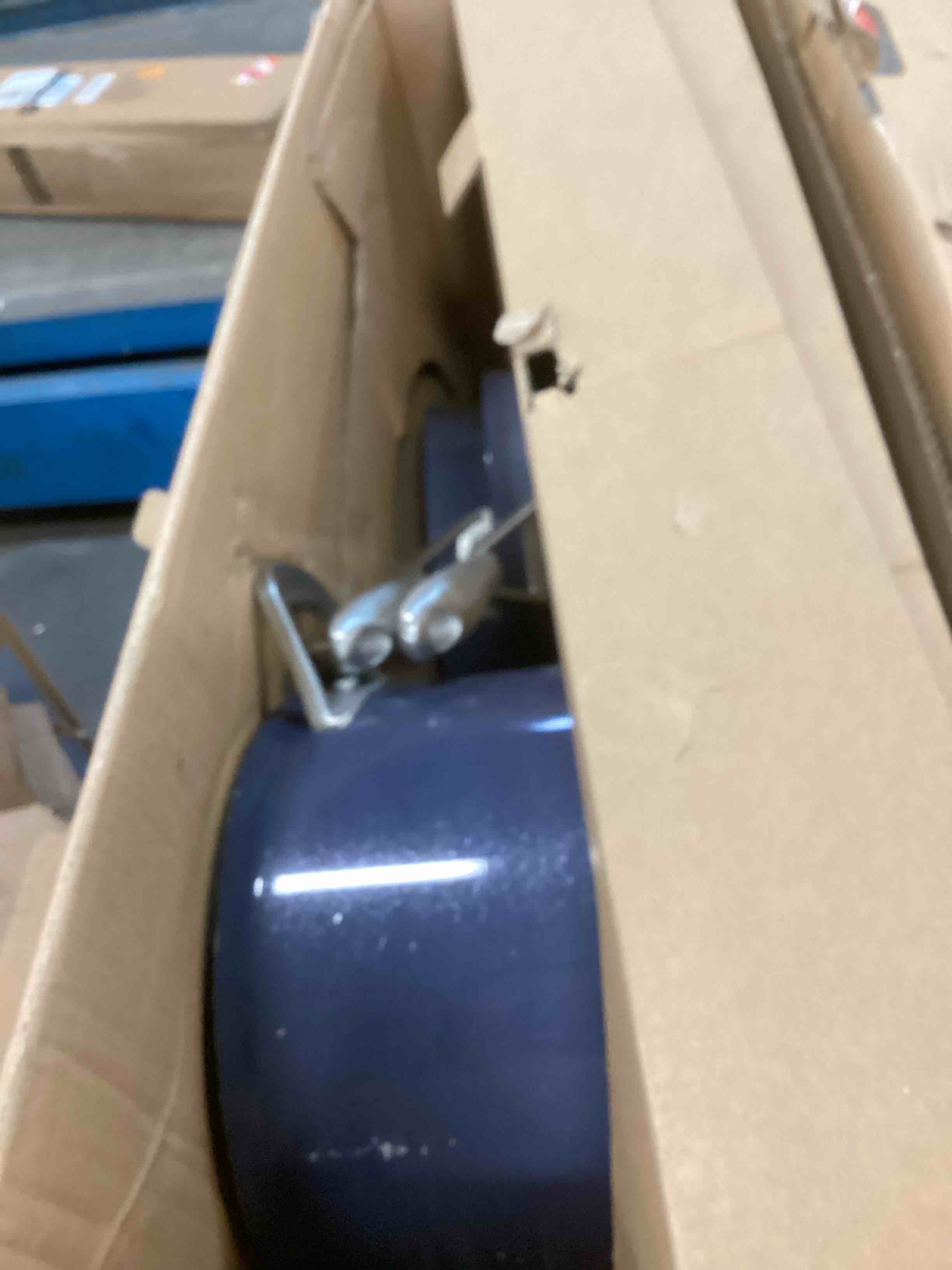https://s3.amazonaws.com/lotting-images-prod/bidfta/PNK2103815_1739903277251.jpeg