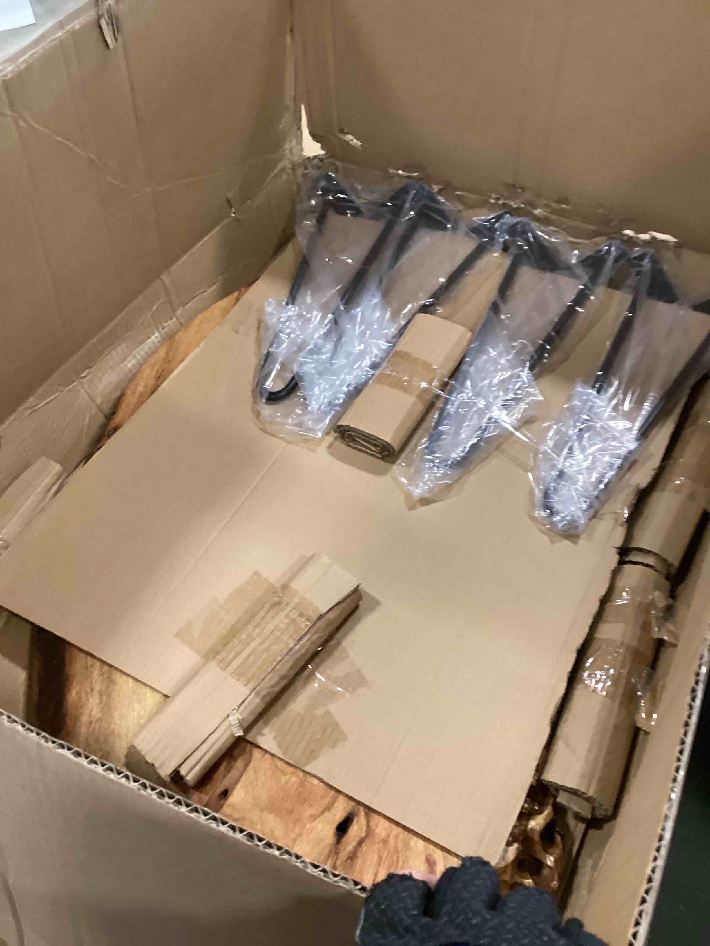 https://s3.amazonaws.com/lotting-images-prod/bidfta/PNK2107640_1738855633674.jpeg