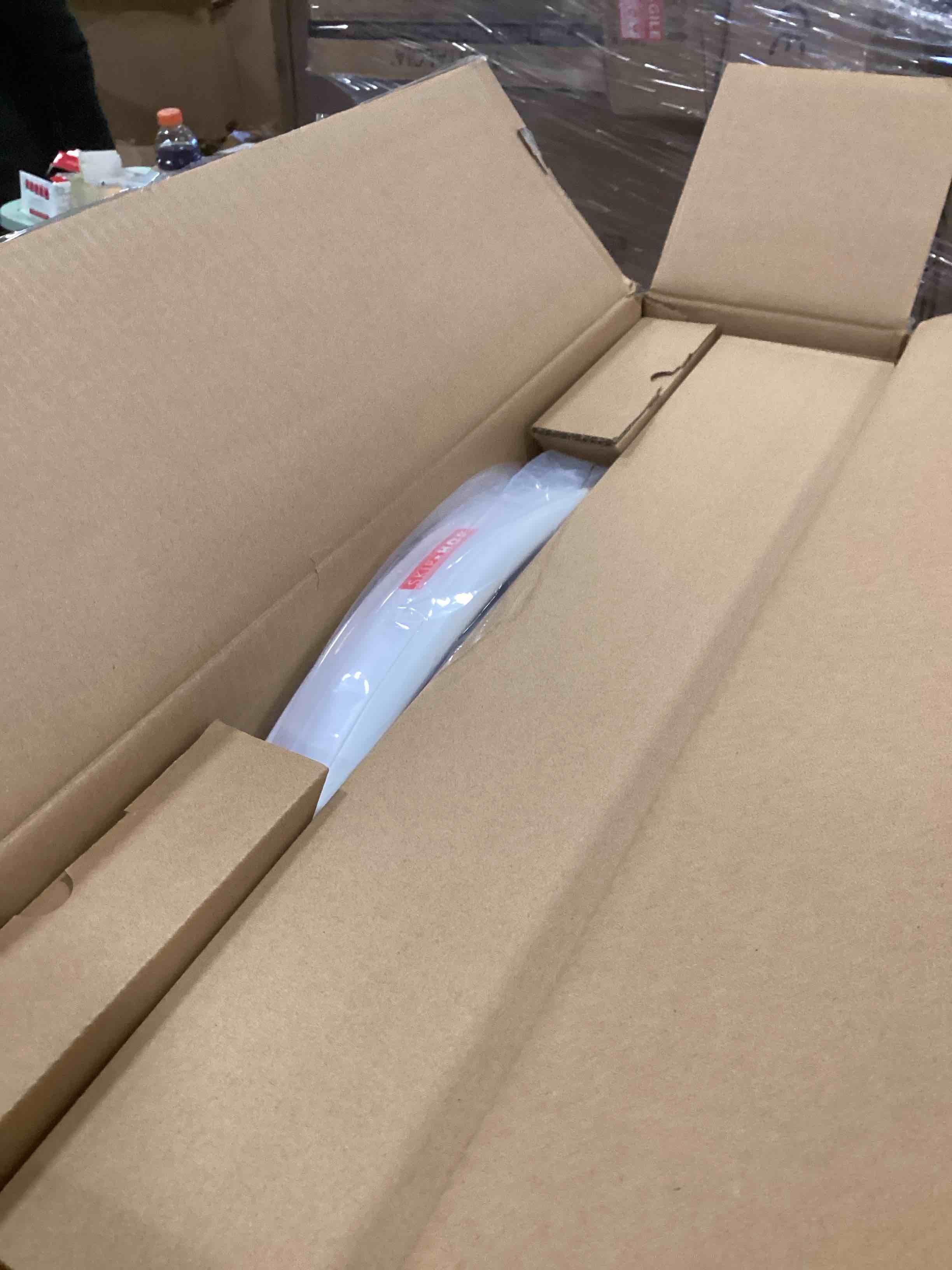 https://s3.amazonaws.com/lotting-images-prod/bidfta/PNK2108049_1738959885938.jpeg