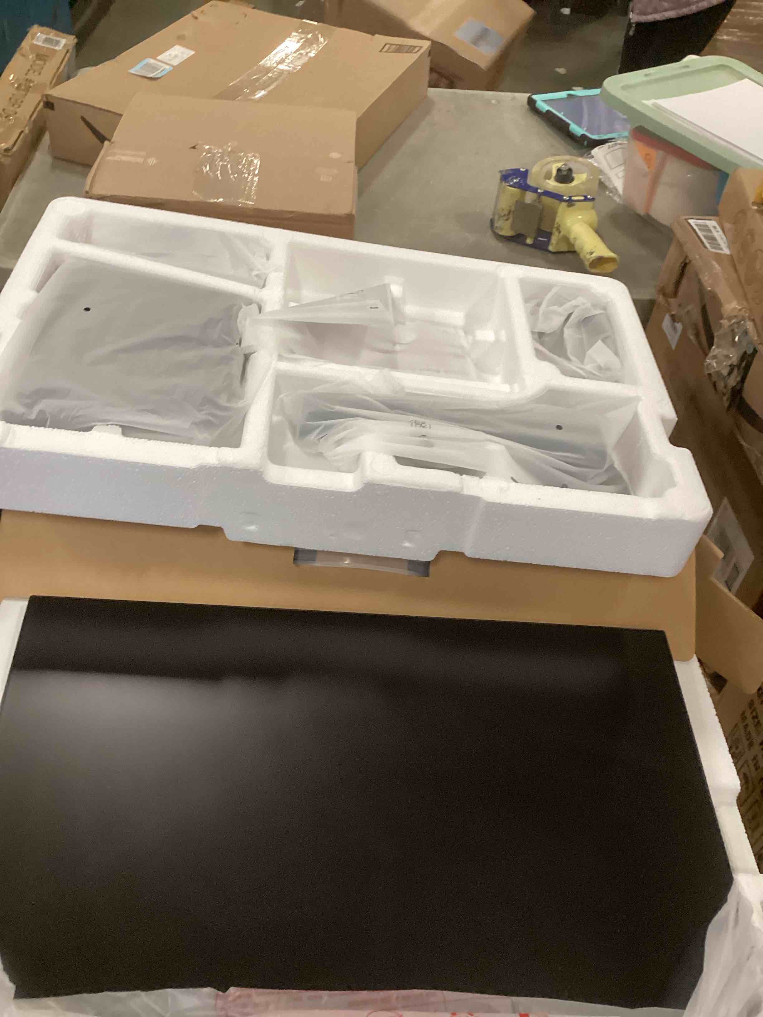 https://s3.amazonaws.com/lotting-images-prod/bidfta/PNK2109190_1739551258335.jpeg