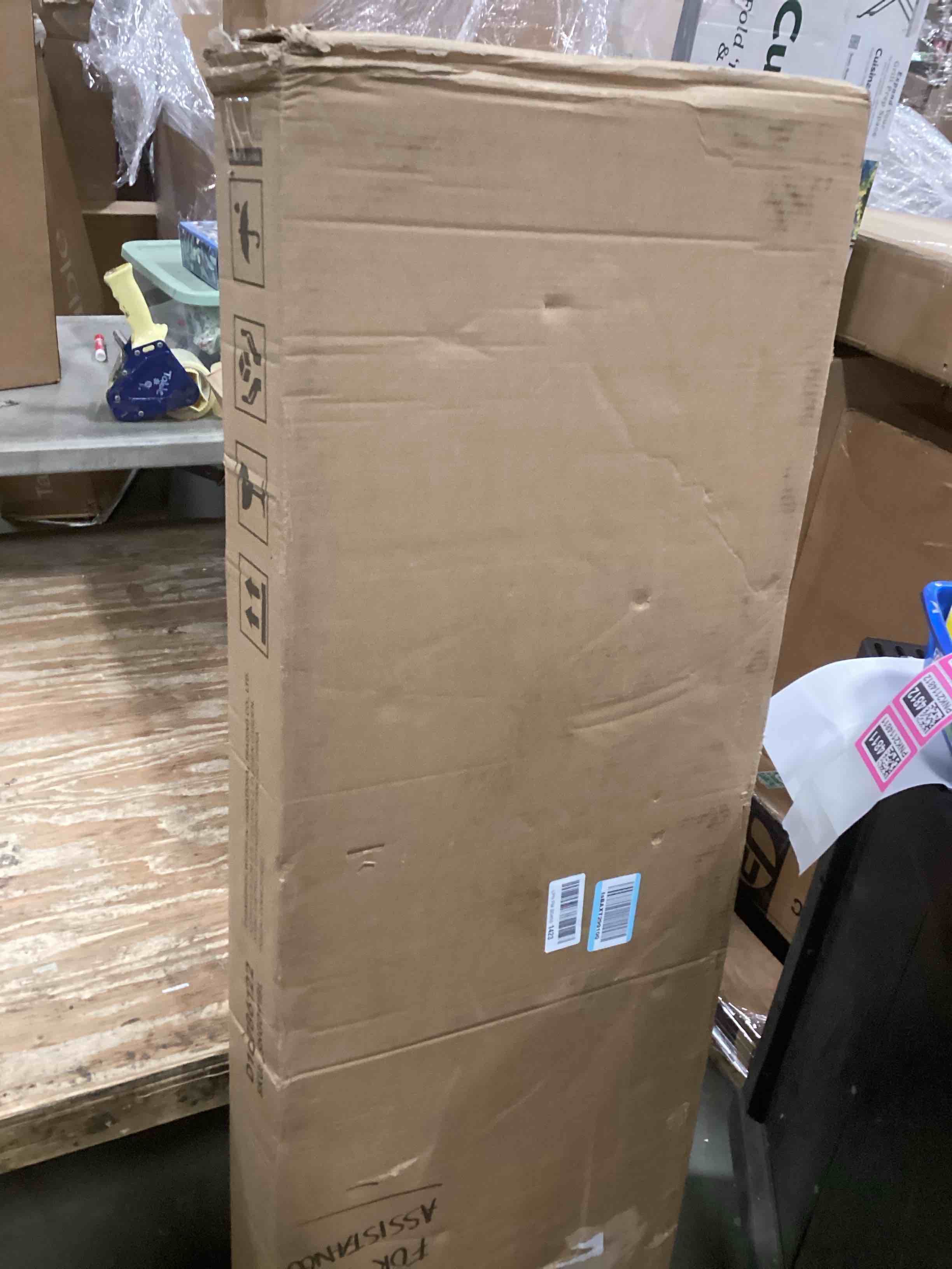 https://s3.amazonaws.com/lotting-images-prod/bidfta/PNK2114811_1739970417846.jpeg