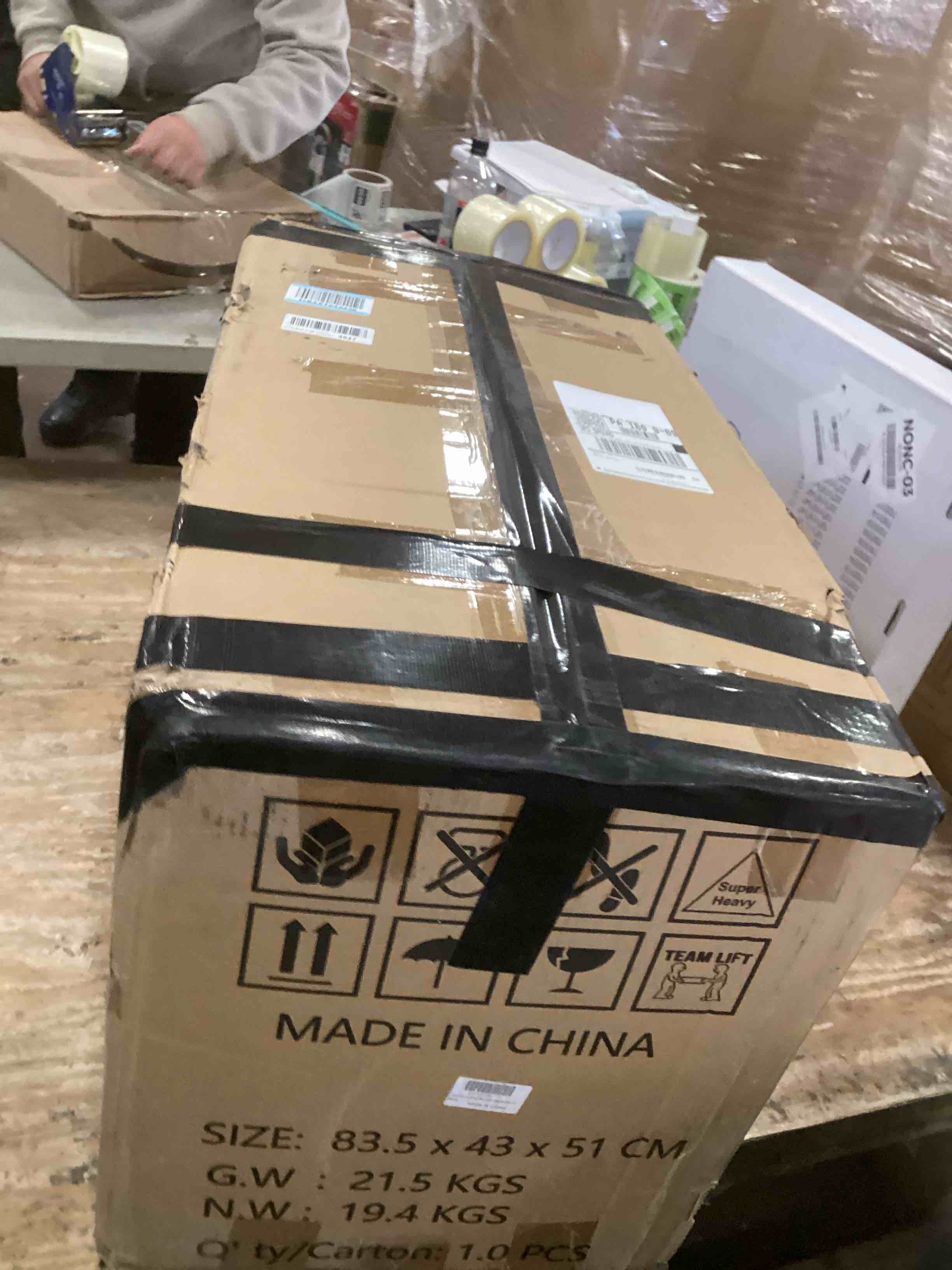 https://s3.amazonaws.com/lotting-images-prod/bidfta/PNK2115213_1740078697821.jpeg