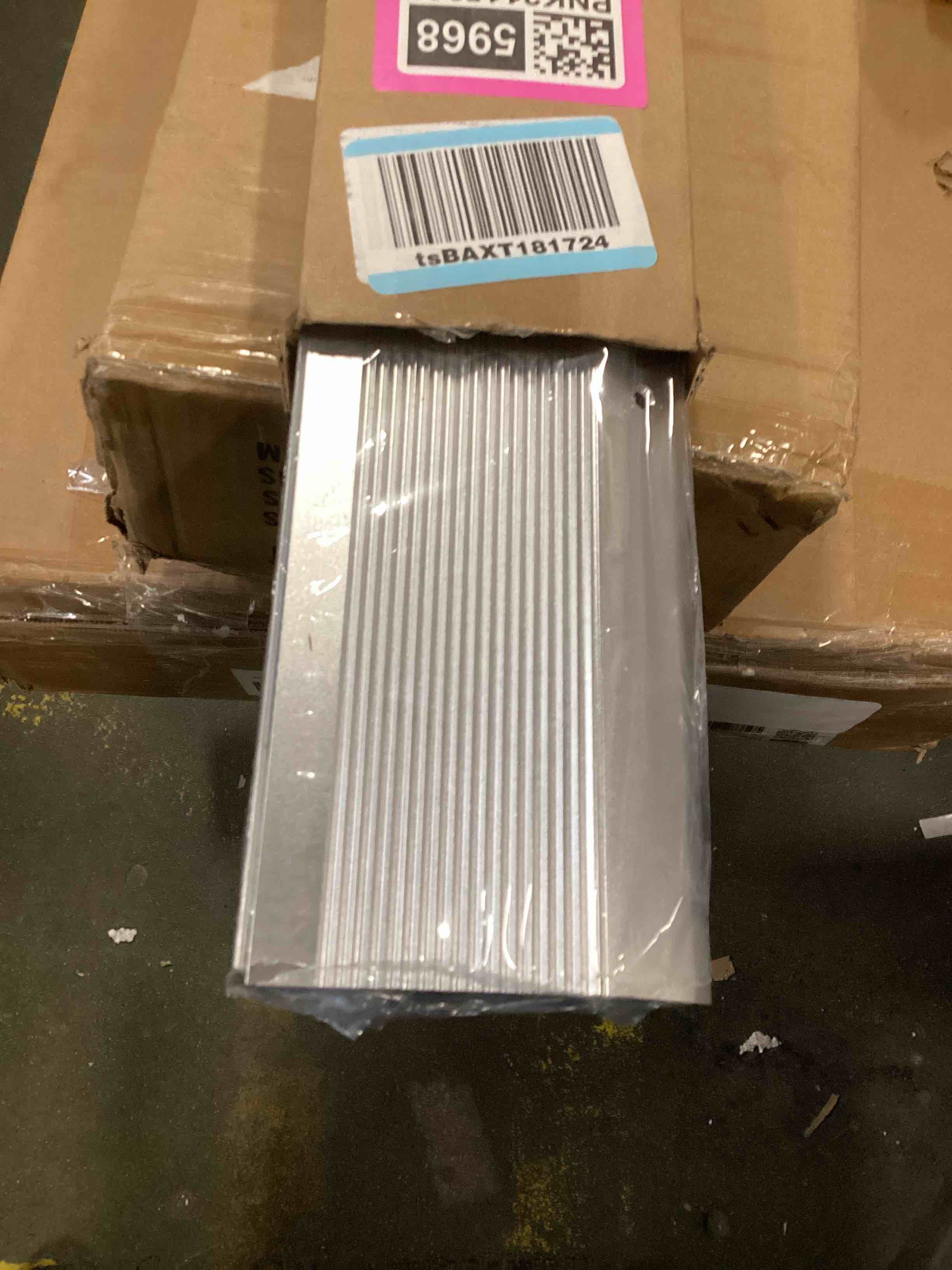 https://s3.amazonaws.com/lotting-images-prod/bidfta/PNK2115968_1740585729164.jpeg