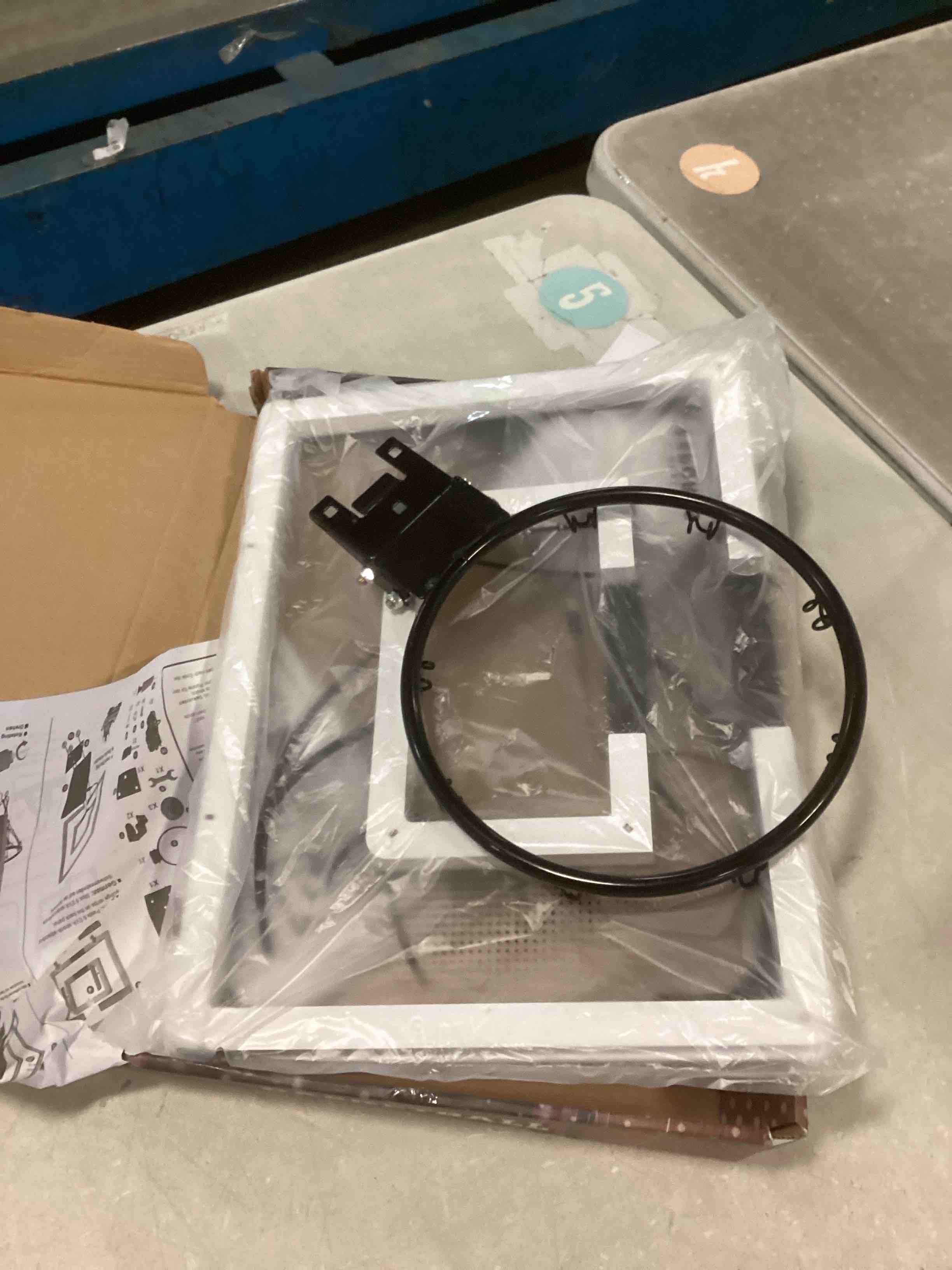 https://s3.amazonaws.com/lotting-images-prod/bidfta/PNK2120035_1739801057393.jpeg