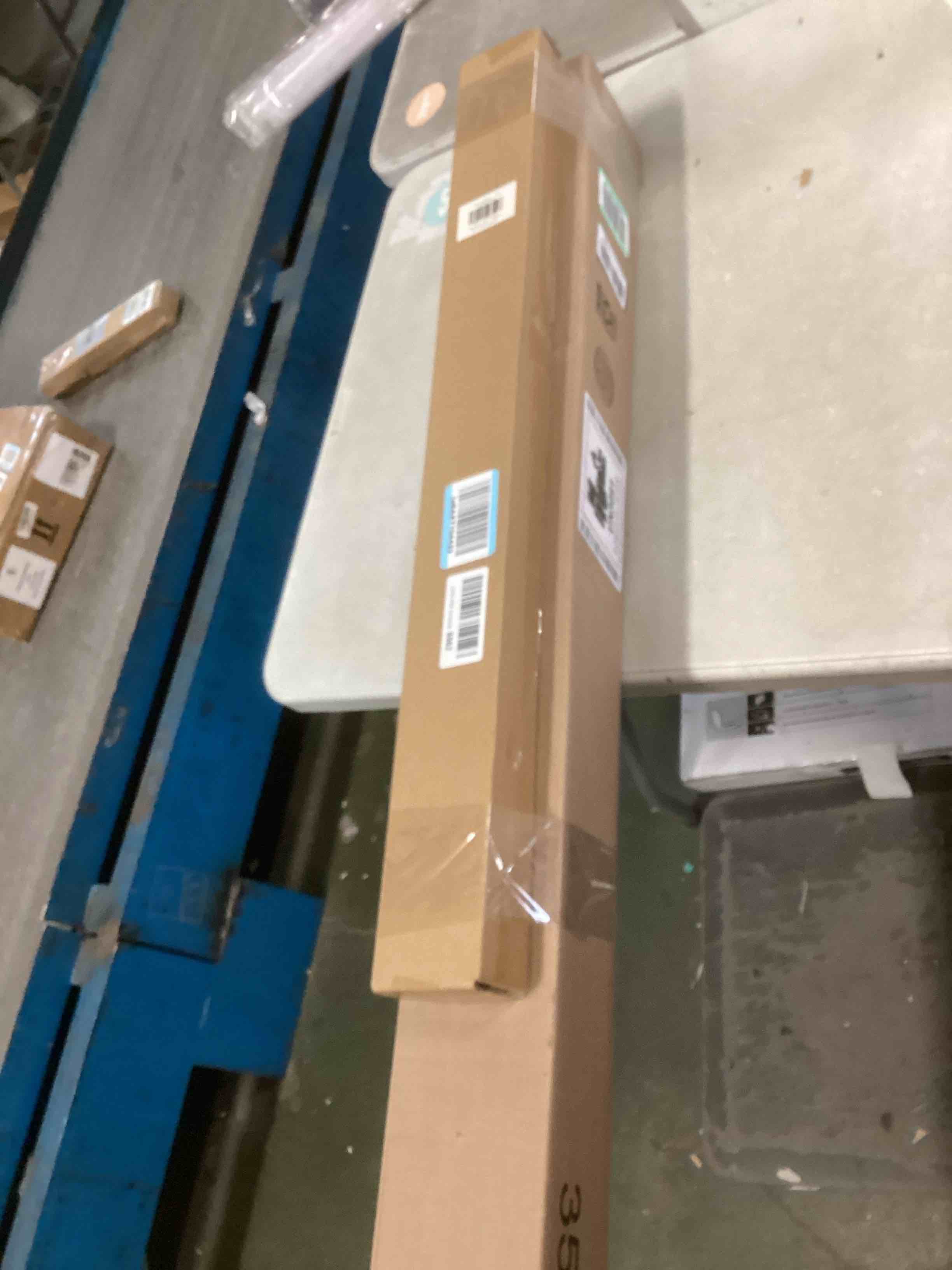 https://s3.amazonaws.com/lotting-images-prod/bidfta/PNK2120283_1739826983181.jpeg